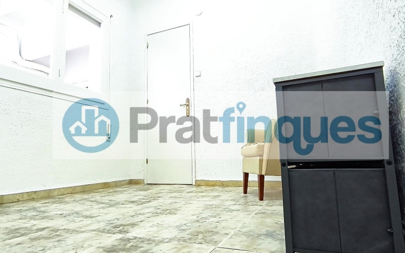 Un refugio de luz y armonía: El hogar donde tu familia florecerá ¿Buscas más que una casa? Te presentamos una propiedad con alma. Esta fantástica planta baja de 122 m² con una estància tipo estudio en segunda planta de 13 m² y terraza de 20m², no es solo un inmueble, es un escenario de bienestar donde la energía positiva se siente en cada rincón. Imagina las tardes de invierno al calor de su&nbsp;majestuosa chimenea, creando recuerdos imborrables con los tuyos en un salón que invita a la unión. Con&nbsp;4 amplias habitaciones&nbsp;(3 dobles y 1 sencilla y, 1 estudio en la 2ª planta),cada miembro de la familia encontrará su espacio de paz. La joya de la corona se encuentra en la planta superior: una estancia versátil de 13 m² que se abre a una&nbsp;terraza privada de 20m², el lugar perfecto para desayunos bajo el sol o noches de estrellas en total intimidad. ¿Sabes esa sensación de llegar a un lugar y sentir que 