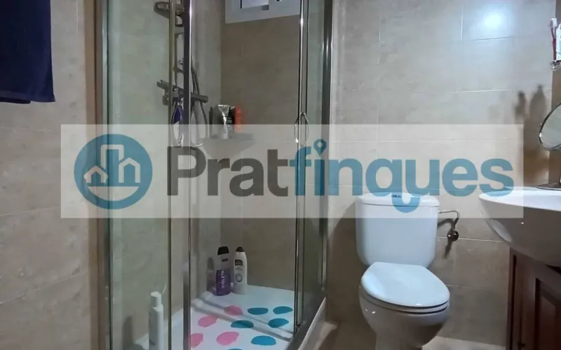 Descubra este piso único en el corazón de la ciudad. Una vivienda diseñada para aprovechar la luz natural al máximo, totalmente exterior y con una distribución versátil. Su gran salón de 22 m² se convierte en el centro del hogar, conectado a un balcón ideal para disfrutar del entorno urbano. Situada en un área con una&nbsp;oferta comercial inmejorable&nbsp;(moda, restauración y alimentación) y una conectividad excelente. A pocos minutos de la estación de&nbsp;Metro L9 (Les Moreres)&nbsp;y con acceso inmediato a las principales líneas de autobús (65, X2, L22, N17),esta propiedad combina comodidad, servicios y calidad de vida. Desde Pratfinques, te realizamos todos los trámites de la compraventa y a la obtención de la financiación hipotecaria, liquidación de los impuestos y, inscripción registral. -&nbsp;&nbsp;&nbsp;&nbsp;&nbsp;&nbsp;&nbsp;&nbsp;&nbsp;&nbsp;&nbsp;&nbsp;&nbsp; El precio de venta del inmueble, no incluye impuestos ni tasas. (ITP y AJD) -&nbsp;&nbsp;&nbsp;&nbsp;&nbsp;&nbsp;&nbsp;&nbsp;&nbsp;&nbsp;&nbsp;&nbsp;&nbsp; La plusvalía (Impuesto sobre el Incremento de Valor de los Terrenos Urbanos) es a cargo del vendedor. -&nbsp;&nbsp;&nbsp;&nbsp;&nbsp;&nbsp;&nbsp;&nbsp;&nbsp;&nbsp;&nbsp;&nbsp;&nbsp; En Pratfinques, NO COBRAMOS LOS HONORARIOS AL COMPRADOR, están incluidos en el precio de venta publicado.