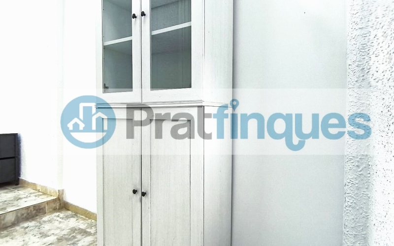 Un refugio de luz y armonía: El hogar donde tu familia florecerá ¿Buscas más que una casa? Te presentamos una propiedad con alma. Esta fantástica planta baja de 122 m² con una estància tipo estudio en segunda planta de 13 m² y terraza de 20m², no es solo un inmueble, es un escenario de bienestar donde la energía positiva se siente en cada rincón. Imagina las tardes de invierno al calor de su&nbsp;majestuosa chimenea, creando recuerdos imborrables con los tuyos en un salón que invita a la unión. Con&nbsp;4 amplias habitaciones&nbsp;(3 dobles y 1 sencilla y, 1 estudio en la 2ª planta),cada miembro de la familia encontrará su espacio de paz. La joya de la corona se encuentra en la planta superior: una estancia versátil de 13 m² que se abre a una&nbsp;terraza privada de 20m², el lugar perfecto para desayunos bajo el sol o noches de estrellas en total intimidad. ¿Sabes esa sensación de llegar a un lugar y sentir que 