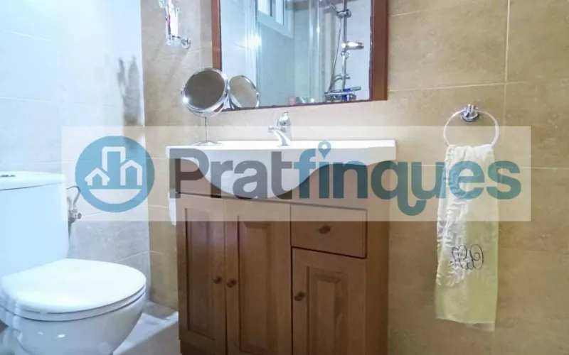 Descubra este piso único en el corazón de la ciudad. Una vivienda diseñada para aprovechar la luz natural al máximo, totalmente exterior y con una distribución versátil. Su gran salón de 22 m² se convierte en el centro del hogar, conectado a un balcón ideal para disfrutar del entorno urbano. Situada en un área con una&nbsp;oferta comercial inmejorable&nbsp;(moda, restauración y alimentación) y una conectividad excelente. A pocos minutos de la estación de&nbsp;Metro L9 (Les Moreres)&nbsp;y con acceso inmediato a las principales líneas de autobús (65, X2, L22, N17),esta propiedad combina comodidad, servicios y calidad de vida. Desde Pratfinques, te realizamos todos los trámites de la compraventa y a la obtención de la financiación hipotecaria, liquidación de los impuestos y, inscripción registral. -&nbsp;&nbsp;&nbsp;&nbsp;&nbsp;&nbsp;&nbsp;&nbsp;&nbsp;&nbsp;&nbsp;&nbsp;&nbsp; El precio de venta del inmueble, no incluye impuestos ni tasas. (ITP y AJD) -&nbsp;&nbsp;&nbsp;&nbsp;&nbsp;&nbsp;&nbsp;&nbsp;&nbsp;&nbsp;&nbsp;&nbsp;&nbsp; La plusvalía (Impuesto sobre el Incremento de Valor de los Terrenos Urbanos) es a cargo del vendedor. -&nbsp;&nbsp;&nbsp;&nbsp;&nbsp;&nbsp;&nbsp;&nbsp;&nbsp;&nbsp;&nbsp;&nbsp;&nbsp; En Pratfinques, NO COBRAMOS LOS HONORARIOS AL COMPRADOR, están incluidos en el precio de venta publicado.