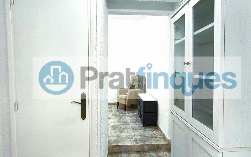 Un refugio de luz y armonía: El hogar donde tu familia florecerá ¿Buscas más que una casa? Te presentamos una propiedad con alma. Esta fantástica planta baja de 122 m² con una estància tipo estudio en segunda planta de 13 m² y terraza de 20m², no es solo un inmueble, es un escenario de bienestar donde la energía positiva se siente en cada rincón. Imagina las tardes de invierno al calor de su&nbsp;majestuosa chimenea, creando recuerdos imborrables con los tuyos en un salón que invita a la unión. Con&nbsp;4 amplias habitaciones&nbsp;(3 dobles y 1 sencilla y, 1 estudio en la 2ª planta),cada miembro de la familia encontrará su espacio de paz. La joya de la corona se encuentra en la planta superior: una estancia versátil de 13 m² que se abre a una&nbsp;terraza privada de 20m², el lugar perfecto para desayunos bajo el sol o noches de estrellas en total intimidad. ¿Sabes esa sensación de llegar a un lugar y sentir que 