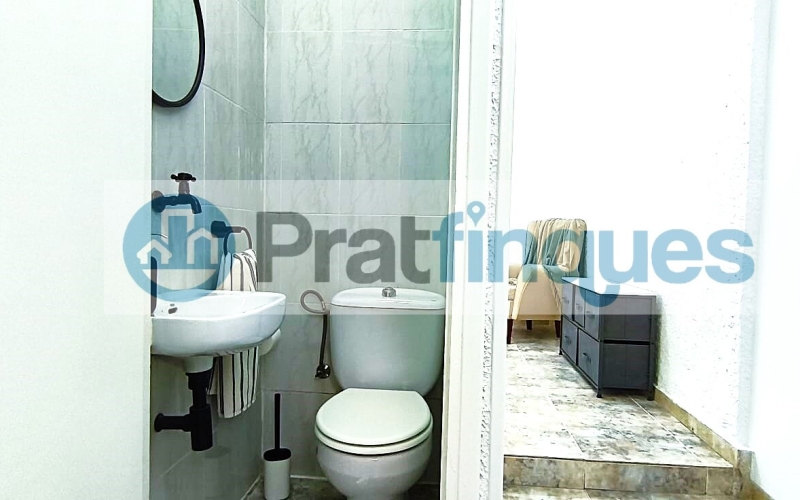 Un refugio de luz y armonía: El hogar donde tu familia florecerá ¿Buscas más que una casa? Te presentamos una propiedad con alma. Esta fantástica planta baja de 122 m² con una estància tipo estudio en segunda planta de 13 m² y terraza de 20m², no es solo un inmueble, es un escenario de bienestar donde la energía positiva se siente en cada rincón. Imagina las tardes de invierno al calor de su&nbsp;majestuosa chimenea, creando recuerdos imborrables con los tuyos en un salón que invita a la unión. Con&nbsp;4 amplias habitaciones&nbsp;(3 dobles y 1 sencilla y, 1 estudio en la 2ª planta),cada miembro de la familia encontrará su espacio de paz. La joya de la corona se encuentra en la planta superior: una estancia versátil de 13 m² que se abre a una&nbsp;terraza privada de 20m², el lugar perfecto para desayunos bajo el sol o noches de estrellas en total intimidad. ¿Sabes esa sensación de llegar a un lugar y sentir que 