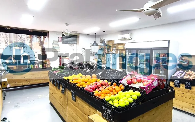 Se vende local comercial estratégico en El Prat de Llobregat. Un activo con excelentes características técnicas y de ubicación para asegurar rentabilidad o éxito comercial inmediato. Superficie: 74m² útiles y totalmente diáfanos. Ubicación: Planta baja, nivel de calle, en plena Avda. del Remolar. Luminosidad: Orientación sur-oeste con sol directo de tarde, garantizando máxima eficiencia energética y visibilidad de escaparate. Estado: Incluye un aseo. Se entrega vacío y libre de cargas arrendatarias (actualmente alquilado con salida pactada tras la venta). El local se encuentra en un entorno consolidado con alta densidad residencial y equipamientos educativos, lo que asegura un paso constante de clientes potenciales. Muy bien comunicado por transporte público (L78, PR2, X2). Desde Pratfinques, te realizamos todos los trámites de la compraventa y a la obtención de la financiación hipotecaria, liquidación de los impuestos y, inscripción registral. - El precio de venta del inmueble, no incluye impuestos ni tasas. (ITP y AJD) - La plusvalía (Impuesto sobre el Incremento de Valor de los Terrenos Urbanos) es a cargo del vendedor. - En Pratfinques, NO COBRAMOS LOS HONORARIOS AL COMPRADOR, están incluidos en el precio de venta publicado.