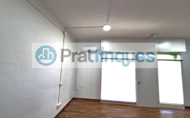 Descobreix aquest espectacular local a peu de carrer, ideal per a emprenedors que busquen un espai totalment reformat i llest per a funcionar! Amb 74 m² construïts, aquest local compta amb una distribució intel·ligent que inclou una àmplia sala diàfana, perfecta per a rebre a clients o realitzar activitats comercials. A més, disposa de dos despatxos independents que brinden privacitat per a consultes o reunions. La instal·lació elèctrica és nova i compleix amb totes les normatives vigents, assegurant un ambient segur i eficient. El bany ha estat reformat i compta amb un plat de dutxa, la qual cosa afegeix comoditat a l'espai. La climatització està garantida gràcies a l'aire condicionat i la calefacció, creant un entorn agradable durant tot l'any. Els sòls de parquet aporten un toc elegant i acollidor, mentre que les persianes motoritzades ofereixen comoditat i seguretat. Amb 3 metres lineals de façana i dos aparadors, aquest local té una excel·lent visibilitat que atraurà a potencials clients. Situat en una zona estratègica, aquest espai és perfecte per a despatxos, consultes o qualsevol tipus de negoci que busqui destacar. No perdis l'oportunitat d'adquirir aquest local en una ubicació privilegiada! Des de Pratfinques, et realitzem tots els tràmits de la compravenda i a l'obtenció del finançament hipotecari, liquidació dels impostos i, inscripció registral - El preu de venda de l'immoble, no inclou impostos ni taxes. (ITP i AJD) - La plusvàlua (Impost sobre l'Increment de Valor dels Terrenys Urbans) és a càrrec del venedor. - En Pratfinques, NO COBREM ELS HONORARIS AL COMPRADOR, estan inclosos en el preu de venda publicat.