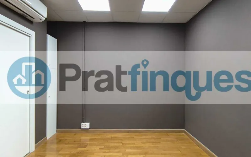 Ubicado en una de las zonas más dinámicas y emblemáticas de la Barcelona emprendedora, presentamos este despacho de&nbsp;44 m² totalmente reformado&nbsp;con un estándar de alta calidad. Situado en una finca singular con ascensor, el espacio combina la esencia arquitectónica del Eixample con una funcionalidad técnica impecable. Distribución y Diseño: La propiedad se divide en una elegante zona de recepción y un área office polivalente, que dan paso a&nbsp;dos despachos independientes. La privacidad está garantizada: uno de ellos cuenta con baño completo (plato de ducha de resina antideslizante),mientras que el segundo dispone de un práctico aseo de cortesía. Especificaciones Técnicas: Confort:&nbsp;Climatización mediante Split (A/A) y calefacción por radiadores cerámicos de bajo consumo. Acabados:&nbsp;Suelos de tarima flotante laminada y revestimientos a estrenar. Tecnología:&nbsp;Instalación eléctrica bajo normativa y sistema de redes ITC de alta conectividad, listo para operativa inmediata. Versatilidad y Ubicación: Un espacio idóneo para firmas de abogacía, consultorías, ingeniería o centros médicos especializados. Gracias a su configuración, permite también una transición hacia un&nbsp;concepto diáfano&nbsp;(estilo&nbsp;open space&nbsp;o&nbsp;call center). Rodeado de una red inmejorable de servicios y transporte público, este despacho es la sede perfecta para proyectar una imagen de éxito y profesionalidad. &nbsp; Desde Pratfinques, te realizamos todos los trámites de la compraventa y a la obtención de la financiación hipotecaria, liquidación de los impuestos y, inscripción registral. -&nbsp;&nbsp;&nbsp;&nbsp;&nbsp;&nbsp;&nbsp;&nbsp;&nbsp;&nbsp;&nbsp;&nbsp;&nbsp; El precio de venta del inmueble, no incluye impuestos ni tasas. (ITP y AJD) -&nbsp;&nbsp;&nbsp;&nbsp;&nbsp;&nbsp;&nbsp;&nbsp;&nbsp;&nbsp;&nbsp;&nbsp;&nbsp; La plusvalía (Impuesto sobre el Incremento de Valor de los Terrenos Urbanos) es a cargo del vendedor. -&nbsp;&nbsp;&nbsp;&nbsp;&nbsp;&nbsp;&nbsp;&nbsp;&nbsp;&nbsp;&nbsp;&nbsp;&nbsp; En Pratfinques, NO COBRAMOS LOS HONORARIOS AL COMPRADOR, están incluidos en el precio de venta publicado.