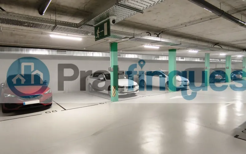 Exclusividad y sostenibilidad en una de las ubicaciones más codiciadas del área metropolitana. Le presentamos una pieza arquitectónica única situada en el corazón de&nbsp;Plaza Europa, el nuevo referente del urbanismo moderno en L'Hospitalet de Llobregat. Ubicada en una finca de&nbsp;obra nueva (2023),esta vivienda destaca por su privilegiada altura y su dominio visual, ofreciendo vistas despejadas que dotan a cada estancia de una personalidad inigualable. Espacios Diseñados para el Bienestar Con una superficie de 84 m² construidos, el hogar se distribuye con una elegancia funcional: Zona de Día:&nbsp;Un espectacular salón-comedor de 24 m², inundado de luz natural gracias a su&nbsp;orientación Este, con acceso directo a una&nbsp;terraza privada de 17 m², ideal para disfrutar de los amaneceres y el clima mediterráneo. Cocina Gourmet:&nbsp;Espacio independiente de 9 m² totalmente equipado con acabados de alta gama. Zona de Descanso:&nbsp;Suite principal de 13 m² con baño privado de diseño (plato de ducha de resina antideslizante) y dos habitaciones individuales luminosas y versátiles.Tecnología y Alta Eficiencia Energética Comprometida con el futuro, la vivienda cuenta con un sistema de&nbsp;aerotermia de última generación&nbsp;para la climatización (calefacción y aire acondicionado),garantizando un confort térmico óptimo con el mínimo impacto ambiental. Memoria de Calidades Premium Carpintería Exterior:&nbsp;Ventanas oscilobatientes con rotura de puente térmico y doble acristalamiento para un aislamiento acústico y térmico total. Carpintería Interior:&nbsp;Elegantes puertas lacadas en blanco, incluyendo sistemas correderos tipo&nbsp;Krona&nbsp;integrados en tabiquería para maximizar el espacio. Pavimentos:&nbsp;Suelo de tarima flotante laminada con efecto madera de máxima resistencia (calidad AC5).Servicios y Anexos Exclusivos La finca, libre de barreras arquitectónicas, dispone de tres ascensores (uno de gran capacidad). Además, se ofrece la posibilidad de completar esta propiedad con: Plaza de Parking XL (28.000 €):&nbsp;Con dimensiones excepcionales (5,25m x 3m),ideal para un vehículo de gran tamaño y una motocicleta de alta cilindrada. Trastero de Gran Capacidad (18.000 €):&nbsp;9 m² de almacenamiento adicional en el mismo edificio.Un hogar que no solo ofrece un lugar donde vivir, sino un estilo de vida basado en la exclusividad, la comodidad y la eficiencia. &nbsp; En Pratfinques le acompañamos de forma integral durante todo el proceso de compraventa. Nos encargamos de la gestión de su financiación hipotecaria, la liquidación de impuestos y la inscripción registral de la propiedad. &nbsp; Tenga en cuenta los siguientes puntos informativos: &nbsp; Transparencia en el precio: El importe de venta no incluye los impuestos y tasas asociados (ITP y AJD). Plusvalía: El Impuesto sobre el Incremento de Valor de los Terrenos de Naturaleza Urbana corre íntegramente a cargo de la parte vendedora. Sin costes adicionales: En Pratfinques no cobramos honorarios a la parte compradora; nuestros servicios ya están incluidos en el precio de venta publicado.&nbsp;