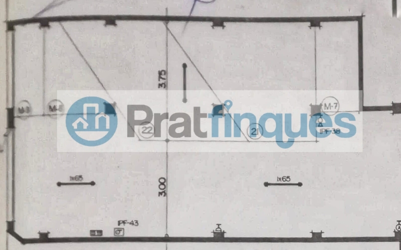 ¡Oportunidad en la ciudad de El Prat de Llobregat! Se vende plaza de parking individual en la calle Santiago Rusiñol, situada en la planta baja del edificio. Esta plaza de 14 m² ofrece espacio suficiente para coche mediano y una moto. Se distingue por tener fácil maniobrabilidad, con distinción de puerta de acceso y otra de salida. El edificio cuenta con puertas de acceso automáticas y un circuito cerrado de seguridad, garantizando la máxima protección para tu vehículo. No pierdas la oportunidad de adquirir esta plaza, con todas las comodidades y medidas de seguridad que necesitas. ¡Contacta ya para más información y asegura tu espacio en una ubicación privilegiada! Desde Pratfinques, te realizamos todos los trámites de la compraventa y a la obtención de la financiación hipotecaria, liquidación de los impuestos y, inscripción registral. - El precio de venta del inmueble, no incluye impuestos ni tasas. (ITPADJ) - La plusvalía (Impuesto sobre el Incremento de Valor de los Terrenos Urbanos) es a cargo del vendedor. - En Pratfinques, NO COBRAMOS LOS HONORARIOS AL COMPRADOR, están incluidos en el precio de venta publicado.