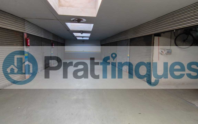 ¿Buscas más que una simple plaza? En El Prat de Llobregat (Carrer del Masnou),vendemos este garaje independiente y cerrado de 5.30 x 2.56 m. Privacidad Total: Persiana individual motorizada que convierte tu plaza en un trastero/garaje privado. Capacidad Plus: Sus 14 m² permiten estacionar coche y moto cómodamente. Acceso Premium: Planta baja, sin rampas interminables. Pasillos amplios que garantizan una maniobra limpia y rápida. Comunidad Tranquila: Finca con muy pocos vecinos y puerta exterior automática.Protege tu vehículo del polvo, roces y miradas ajenas. ¡Ven a probar la maniobra hoy mismo! &nbsp; En Pratfinques le acompañamos de forma integral durante todo el proceso de compraventa. Nos encargamos de la gestión de su financiación hipotecaria, la liquidación de impuestos y la inscripción registral de la propiedad. &nbsp; Tenga en cuenta los siguientes puntos informativos: Transparencia en el precio: El importe de venta no incluye los impuestos y tasas asociados (ITP y AJD). Plusvalía: El Impuesto sobre el Incremento de Valor de los Terrenos de Naturaleza Urbana corre íntegramente a cargo de la parte vendedora. Sin costes adicionales: En Pratfinques no cobramos honorarios a la parte compradora; nuestros servicios ya están incluidos en el precio de venta publicado.&nbsp; &nbsp;