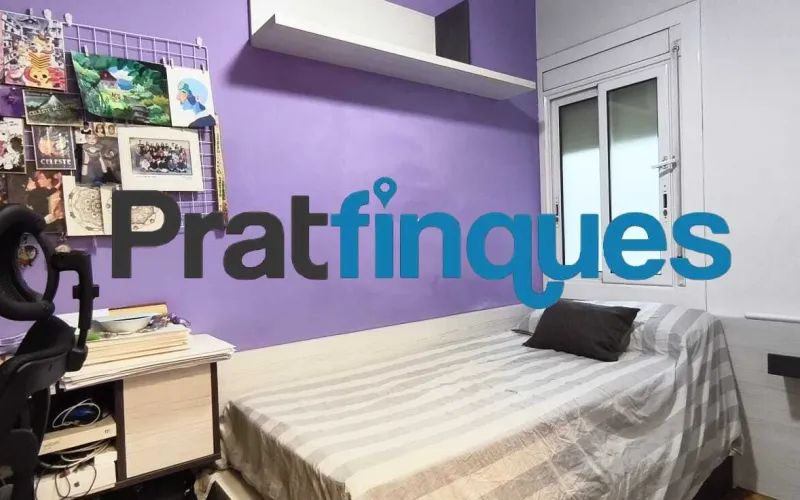 ¡Descubre tu nuevo hogar! Este encantador piso de 90 m² construidos (75 m² útiles) te ofrece la combinación perfecta de confort, espacio y una ubicación inmejorable. Situado en una cuarta planta con ascensor, destaca por su excelente distribución y su fantástica orientación oeste, ideal para disfrutar del sol de tarde. Características principales Zona de día: Salón-comedor de 16 m² con acceso directo a un agradable balcón de 8 m². Cocina independiente: Tipo office, muy espaciosa (14 m²) y con salida directa a galería/lavadero. Dormitorios: 3 habitaciones en total. Una suite principal de 12 m² y dos habitaciones individuales amplias. Baños: 1 baño completo de 4 piezas con bañera y 1 práctico aseo de cortesía. Climatización: Calefacción por radiadores de gas natural y aire acondicionado (splits) para un confort total todo el año. Ubicación y conectividad El inmueble se encuentra en una zona totalmente consolidada y excelentemente comunicada: A 8 minutos a pie de la parada de metro L9 (Cèntric). A 2 minutos de la parada de autobús Plaça Pau Casals (múltiples líneas). Servicios a pie de calle: Rodeado de comercios locales, restauración, colegios y entidades financieras. Condiciones y servicios de Pratfinques En Pratfinques te acompañamos en todo el proceso. Nos encargamos de todos los trámites de la compraventa: obtención de la financiación hipotecaria, liquidación de impuestos e inscripción registral. Sin honorarios de agencia para el comprador: Están totalmente incluidos en el precio de venta publicado. El precio de venta no incluye los impuestos ni tasas correspondientes a la parte compradora (ITP / AJD). La plusvalía municipal corre a cargo de la parte vendedora.