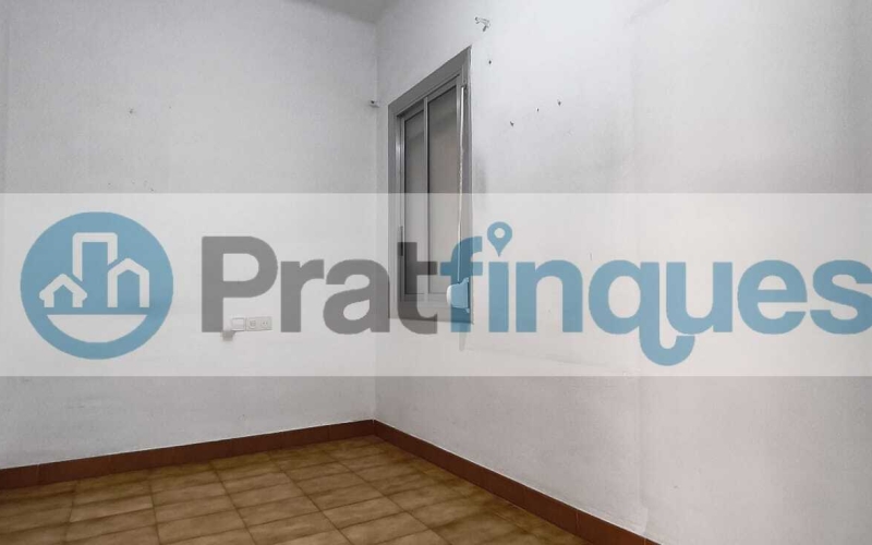 Luminoso piso con orientación Este y balcón en una de las zonas más demandadas de El Prat de Llobregat. Presentamos esta magnífica propiedad de 77 m² construidos (67 m² útiles),ubicada en el eje comercial y neurálgico de la Avenida Verge de Montserrat y Plaza Catalunya. Gracias a su orientación Este, la vivienda destaca por su gran luminosidad, recibiendo el sol directo de mañana, lo que garantiza un ambiente cálido, alegre y un excelente ahorro energético. Una pieza inmobiliaria con un potencial extraordinario, ideal tanto para familias que buscan diseñar su hogar a medida como para inversores que persiguen una alta rentabilidad. Distribución funcional y optimizada La vivienda destaca por su distribución lógica y el máximo aprovechamiento de sus espacios: Zona de día: Salón-comedor independiente con salida directa a un agradable balcón exterior, donde disfrutar del sol matinal. Cocina independiente: Con acceso a una práctica galería y derecho de uso de un patio de luces transitable. Zona de descanso: 3 dormitorios (1 doble principal de excelentes dimensiones y 2 individuales completos). Baño: Un baño completo de 4 piezas.Un lienzo en blanco para su proyecto El piso requiere una reforma integral, lo que representa la oportunidad perfecta para redistribuir los espacios a su gusto, elegir acabados de calidad actual y estrenar una vivienda totalmente personalizada según sus necesidades. La finca, además, está adaptada y cuenta con ascensor. Ubicación premium y conectividad total Situado en pleno corazón de El Prat, disfrutará de una comodidad absoluta en su día a día con todos los servicios a pie de calle: Transporte: A solo 3 minutos andando de la estación de metro Plaza Catalunya (L9 Sud) y a 2 minutos de las principales líneas de autobús. Comercios y servicios: Supermercados, tiendas de moda, colegios, centros médicos y una amplia oferta gastronómica a la vuelta de la esquina.No deje escapar esta excelente oportunidad por ubicación, precio, luz y potencial. Contacte con nosotros hoy mismo para concertar una visita. En Pratfinques le acompañamos de forma integral durante todo el proceso de compraventa. Nos encargamos de la gestión de su financiación hipotecaria, la liquidación de impuestos y la inscripción registral de la propiedad. Tenga en cuenta los siguientes puntos informativos: Transparencia en el precio: El importe de venta no incluye los impuestos y tasas asociados (ITP y AJD). Plusvalía: El Impuesto sobre el Incremento de Valor de los Terrenos de Naturaleza Urbana corre íntegramente a cargo de la parte vendedora. Sin costes adicionales: En Pratfinques no cobramos honorarios a la parte compradora; nuestros servicios ya están incluidos en el precio de venta publicado.