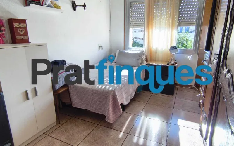 Si buscas un hogar luminoso, con una distribución excelente y la oportunidad de diseñarlo a tu gusto, este piso esquinero y totalmente exterior es la opción ideal. Destaca por su magnífica orientación Sur-Suroeste, lo que garantiza sol directo durante casi todo el día y una luz natural envidiable en todas sus estancias. Conoce su distribución (70 m² útiles / 77 m² construidos): Zona de día: Salón-comedor muy soleado con salida directa a un acogedor balcón, ideal para disfrutar del aire libre, y una cocina independiente con gran potencial de optimización. Zona de descanso: 3 habitaciones (dos de ellas dobles). La habitación principal cuenta con la comodidad exclusiva de un aseo de cortesía integrado. Baño principal: Un baño completo de 4 piezas equipado con plato de ducha. Detalles adicionales: Carpintería exterior de aluminio y puertas interiores de roble con molduras. La finca está perfectamente cuidada y dispone de ascensor. El lienzo perfecto para tu reforma La vivienda precisa de una actualización, lo que representa una oportunidad única para adaptarla a tus necesidades y crear la casa de tus sueños (¡imagina un diseño de concepto abierto uniendo cocina y salón!). Además, cuenta con una gran ventaja económica: la instalación eléctrica ya está completamente actualizada, lo que reducirá de forma considerable los costes y los tiempos de tu reforma. Una ubicación privilegiada y estratégica Ubicado en uno de los entornos más cotizados y consolidados de El Prat de Llobregat, disfrutarás de una calidad de vida excepcional con todos los servicios a pie de calle, manteniendo siempre la privacidad que tu familia merece: Conectividad total: A un paso de excelentes conexiones de transporte público (Metro y red de autobuses) que te conectan rápidamente con Barcelona y el aeropuerto. Comercio y ocio: Rodeado de una amplia oferta de comercio local, supermercados de alimentación, tiendas de moda y una variada oferta de restauración. Servicios públicos y educación: Un barrio ideal para familias, con centros educativos de excelente nivel para todas las edades (desde los más pequeños hasta los jóvenes),además de centros sanitarios y zonas verdes cercanas. No dejes escapar esta oportunidad. ¡Ven a visitarlo y descubre todo el potencial que este hogar tiene para ofrecerte! En Pratfinques le acompañamos de forma integral durante todo el proceso de compraventa. Nos encargamos de la gestión de su financiación hipotecaria, la liquidación de impuestos y la inscripción registral de la propiedad. Tenga en cuenta los siguientes puntos informativos: Transparencia en el precio: El importe de venta no incluye los impuestos y tasas asociados (ITP y AJD). Plusvalía: El Impuesto sobre el Incremento de Valor de los Terrenos de Naturaleza Urbana corre íntegramente a cargo de la parte vendedora. Información de transparencia al consumidor: Antes de hacer la visita, tu asesor personal te facilitará toda la información detallada y desglosada de estos costes para que compres con total tranquilidad.