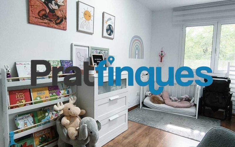 Presentamos este espectacular piso totalmente reformado de 89 m² útiles, ubicado en pleno centro de la ciudad, a un paso de la emblemática Plaza Catalunya y de la estación de metro L9 Cèntric. Una vivienda lista para entrar a vivir, diseñada para ofrecerte el máximo confort, luminosidad y una distribución perfecta para la vida familiar. Distribución inteligente: Zona de día y Zona de noche El diseño de la vivienda separa de forma excelente los espacios para garantizar tu privacidad y descanso: Zona de Día: Al cruzar el recibidor, accedes directamente a un salón-comedor de 18 m², un espacio amplio y acogedor con salida directa a un agradable balcón. La cocina es independiente y cuenta con la galería ya integrada. Destaca por su gran luminosidad gracias a un elegante tabique acristalado tipo ventana, que permite el paso de la luz natural desde el comedor mientras cocinas. Zona de Noche: Conectada de forma fluida desde el comedor, distribuye el acceso a los dormitorios y baños: Habitación principal en suite (11 m²): Exterior, inundada de sol y con su propio baño privado de 4 m² (3 piezas con plato de ducha de resina antideslizante). Segunda habitación doble (11 m²): También exterior a la calle, disfrutando de una orientación inmejorable con sol durante todo el día. Dos habitaciones individuales (8 m² cada una): Espacios versátiles ideales para dormitorios, zona de juegos o teletrabajo. Una de ellas cuenta con salida a un segundo balcón orientado al patio de luces. Baño común: Moderno y funcional, compuesto por 3 piezas y equipado con plato de ducha de resina antideslizante. Calidades premium y confort total La vivienda cuenta con una reforma integral de hace solo 5 años y está cuidada al detalle con materiales de alta calidad: Orientación Sur: Vivienda muy soleada y bañada por la luz natural durante todo el día. Aislamiento perfecto: Carpintería de aluminio con rotura de puente térmico y doble ventana, garantizando el mejor aislamiento térmico y acústico. Suelos y carpintería: Suelo de parqué sintético de alta resistencia (nivel AC5) y puertas lacadas en blanco (batientes y correderas empotradas en los baños para optimizar el espacio). Airecondicionado: 3 splits con bomba de calor en distintas estàncies. Ubicación inmejorable Vivirás en el centro de El Prat, rodeado de todos los servicios esenciales: colegios, bibliotecas, comercios y una excelente conectividad en transporte público (Metro L9 Cèntric y múltiples líneas de autobús). Un hogar idílico, cómodo y pensado para disfrutar de la paz familiar. ¿Te vas a perder la oportunidad de visitarlo? &nbsp;