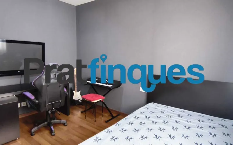 Presentamos esta magnífica vivienda lista para entrar a vivir, completamente reformada con un gusto exquisito y materiales de calidad. El inmueble destaca por su excelente distribución, luminosidad y el absoluto desahogo que ofrece su impresionante espacio exterior, convirtiéndolo en una pieza única en la zona. Características principales: Superficie óptima: 70 m² útiles distribuidos con la máxima eficiencia espacial. Zona de descanso: 3 amplios dormitorios, incluyendo una magnífica suite principal y dos habitaciones dobles adicionales. Baños modernos: 2 baños completos totalmente equipados con acabados contemporáneos. Cocina funcional: Espacio independiente y cómodo. Lavadero Interiorizado: un práctico lavadero interiorizado que maximiza el orden doméstico. Área de relax: Una agradable estancia acristalada que funciona como un balcón cubierto, ideal como rincón de lectura por su abundante luz natural y sosiego. Calidades y acabados premium: Aislamiento superior: Carpintería exterior oscilobatiente de aluminio con rotura de puente térmico y doble acristalamiento con cámara de aire, garantizando el máximo confort térmico y acústico. Elegancia interior: Suelos de parqué laminado de alta resistencia (AC5) y puertas de paso lacadas en blanco. Climatización: Sistema de calefacción integral mediante radiadores de gas natural. Un oasis exterior exclusivo: El verdadero elemento diferenciador de esta propiedad es su espectacular terraza privada de 61 m². Un espacio exterior idílico para disfrutar del clima mediterráneo, organizar cenas al aire libre o crear un jardín urbano. Además, cuenta con un valioso trastero de 5 m² integrado, la solución perfecta de almacenamiento para el día a día. Exclusividad y entorno de vida: Ubicada en una finca de solo dos vecinos, la privacidad y la tranquilidad están completamente garantizadas. El piso se emplaza en uno de los sectores residenciales más cotizados y demandados de la ciudad. Una zona que destaca por el equilibrio perfecto entre la paz de un entorno familiar y la comodidad urbana más absoluta. A escasos minutos a pie de la estación de metro L9 (Cèntric),la vivienda ofrece una conectividad impecable con el centro de Barcelona, el aeropuerto y redes de transporte (autobuses y taxis). El día a día aquí es un auténtico privilegio: dispondrá de una selecta oferta de restauración, comercios locales y servicios esenciales a pie de calle, sin renunciar a la calma de un vecindario residencial idílico. En Pratfinques le acompañamos de forma integral durante todo el proceso de compraventa. Nos encargamos de la gestión de su financiación hipotecaria, la liquidación de impuestos y la inscripción registral de la propiedad. Tenga en cuenta los siguientes puntos informativos: Transparencia en el precio: El importe de venta no incluye los impuestos y tasas asociados (ITP y AJD). Plusvalía: El Impuesto sobre el Incremento de Valor de los Terrenos de Naturaleza Urbana corre íntegramente a cargo de la parte vendedora. Información de transparencia al consumidor: Antes de hacer la visita, tu asesor personal te facilitará toda la información detallada y desglosada de estos costes para que compres con total tranquilidad.