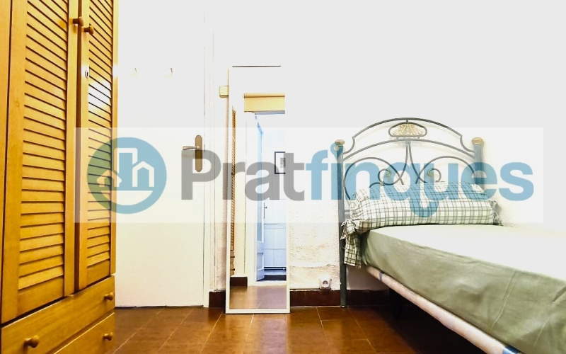 Un refugio de luz y armonía: El hogar donde tu familia florecerá ¿Buscas más que una casa? Te presentamos una propiedad con alma. Esta fantástica planta baja de 122 m² con una estància tipo estudio en segunda planta de 13 m² y terraza de 20m², no es solo un inmueble, es un escenario de bienestar donde la energía positiva se siente en cada rincón. Imagina las tardes de invierno al calor de su&nbsp;majestuosa chimenea, creando recuerdos imborrables con los tuyos en un salón que invita a la unión. Con&nbsp;4 amplias habitaciones&nbsp;(3 dobles y 1 sencilla y, 1 estudio en la 2ª planta),cada miembro de la familia encontrará su espacio de paz. La joya de la corona se encuentra en la planta superior: una estancia versátil de 13 m² que se abre a una&nbsp;terraza privada de 20m², el lugar perfecto para desayunos bajo el sol o noches de estrellas en total intimidad. ¿Sabes esa sensación de llegar a un lugar y sentir que 