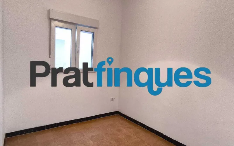 Si buscas comodidad, luz y tranquilidad, este piso de 75 m² útiles (84 m² construidos) te va a encantar. Está pensado para aprovechar cada rincón al máximo y se distribuye de forma ideal: Zona de día: Un acogedor salón-comedor de 15 m² y una moderna cocina office abierta de 9 m². ¡Y aquí viene lo mejor! Desde la cocina accedes directamente a una fantástica terraza a nivel de 10 m², el rincón perfecto para tomar el café por la mañana, disfrutar de cenas al aire libre o crear tu propio oasis urbano. Además, cuenta con un práctico lavadero integrado. Zona de descanso: 3 habitaciones (dos de ellas dobles, perfectas para el dormitorio principal o un espacio de trabajo) y un baño completo de 4 piezas. Ubicación y tranquilidad garantizadas El piso se encuentra en una de las zonas más valoradas y cotizadas de El Prat. Se ubica en la primera planta de un edificio clásico, sin ascensor, pero con una gran ventaja: ¡solo comparte espacio con 3 vecinos más! Al ser una comunidad tan pequeña y familiar, la paz y la tranquilidad están aseguradas. Listo para entrar a vivir (con muy pocos retoques) A diferencia de otros pisos, aquí el trabajo duro ya está hecho. La vivienda ha sido mimada y cuenta con: Instalación eléctrica totalmente actualizada. Ventanas de PVC con rotura de puente térmico y doble cristal (adiós al frío y a los ruidos). Cocina completamente equipada. ¿Lo mejor? Solo necesita lo que llamamos