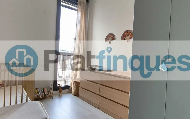 Exclusividad y sostenibilidad en una de las ubicaciones más codiciadas del área metropolitana. Le presentamos una pieza arquitectónica única situada en el corazón de&nbsp;Plaza Europa, el nuevo referente del urbanismo moderno en L'Hospitalet de Llobregat. Ubicada en una finca de&nbsp;obra nueva (2023),esta vivienda destaca por su privilegiada altura y su dominio visual, ofreciendo vistas despejadas que dotan a cada estancia de una personalidad inigualable. Espacios Diseñados para el Bienestar Con una superficie de 84 m² construidos, el hogar se distribuye con una elegancia funcional: Zona de Día:&nbsp;Un espectacular salón-comedor de 24 m², inundado de luz natural gracias a su&nbsp;orientación Este, con acceso directo a una&nbsp;terraza privada de 17 m², ideal para disfrutar de los amaneceres y el clima mediterráneo. Cocina Gourmet:&nbsp;Espacio independiente de 9 m² totalmente equipado con acabados de alta gama. Zona de Descanso:&nbsp;Suite principal de 13 m² con baño privado de diseño (plato de ducha de resina antideslizante) y dos habitaciones individuales luminosas y versátiles.Tecnología y Alta Eficiencia Energética Comprometida con el futuro, la vivienda cuenta con un sistema de&nbsp;aerotermia de última generación&nbsp;para la climatización (calefacción y aire acondicionado),garantizando un confort térmico óptimo con el mínimo impacto ambiental. Memoria de Calidades Premium Carpintería Exterior:&nbsp;Ventanas oscilobatientes con rotura de puente térmico y doble acristalamiento para un aislamiento acústico y térmico total. Carpintería Interior:&nbsp;Elegantes puertas lacadas en blanco, incluyendo sistemas correderos tipo&nbsp;Krona&nbsp;integrados en tabiquería para maximizar el espacio. Pavimentos:&nbsp;Suelo de tarima flotante laminada con efecto madera de máxima resistencia (calidad AC5).Servicios y Anexos Exclusivos La finca, libre de barreras arquitectónicas, dispone de tres ascensores (uno de gran capacidad). Además, se ofrece la posibilidad de completar esta propiedad con: Plaza de Parking XL (28.000 €):&nbsp;Con dimensiones excepcionales (5,25m x 3m),ideal para un vehículo de gran tamaño y una motocicleta de alta cilindrada. Trastero de Gran Capacidad (18.000 €):&nbsp;9 m² de almacenamiento adicional en el mismo edificio.Un hogar que no solo ofrece un lugar donde vivir, sino un estilo de vida basado en la exclusividad, la comodidad y la eficiencia. &nbsp; En Pratfinques le acompañamos de forma integral durante todo el proceso de compraventa. Nos encargamos de la gestión de su financiación hipotecaria, la liquidación de impuestos y la inscripción registral de la propiedad. &nbsp; Tenga en cuenta los siguientes puntos informativos: &nbsp; Transparencia en el precio: El importe de venta no incluye los impuestos y tasas asociados (ITP y AJD). Plusvalía: El Impuesto sobre el Incremento de Valor de los Terrenos de Naturaleza Urbana corre íntegramente a cargo de la parte vendedora. Sin costes adicionales: En Pratfinques no cobramos honorarios a la parte compradora; nuestros servicios ya están incluidos en el precio de venta publicado.&nbsp;