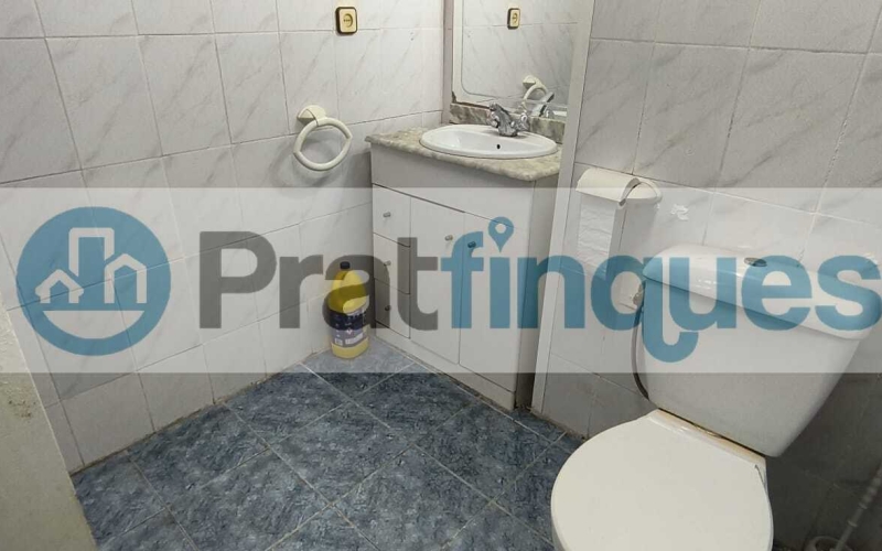 ¿Buscas un lienzo en blanco para diseñar una vida a tu medida o una inversión con posibilidades infinitas? Te presentamos una oportunidad única en la zona más auténtica de la ciudad. No es solo una casa; es la posibilidad de materializar ese proyecto que tienes en mente, combinando el encanto histórico con la modernidad absoluta. El espacio que siempre imaginaste Ubicada en una generosa parcela de&nbsp;155 m²&nbsp;(5 m de fachada por 31 m de fondo),esta propiedad destaca por su&nbsp;espectacular patio central, un pulmón de aire y luz que se convertirá en el alma de tu futuro hogar. Actualmente, la vivienda cuenta con&nbsp;164 m² construidos&nbsp;llenos de potencial: Planta Baja (86 m²):&nbsp;El espacio perfecto para una zona de día diáfana con vistas al jardín. Planta Primera (65 m²):&nbsp;Actualmente distribuida con recibidor, cocina, baño y un salón con salida a una&nbsp;terraza con orientación sur, garantizando sol durante todo el día. Planta Superior:&nbsp;Tres amplias estancias ideales para dormitorios dobles o suites de ensueño.¿Por qué esta propiedad es especial? Lo que hoy requiere una reforma integral, mañana será la casa más envidiada del barrio. Tienes flexibilidad total para diseñar: ✅ Un&nbsp;jardín privado con piscina&nbsp;y zona de barbacoa. ✅ Tu propio&nbsp;garaje privado&nbsp;en el centro. ✅ De 3 a 5 habitaciones según tus necesidades. Oportunidad para Inversores ????️ La normativa de la parcela es excepcional, permitiendo incluso la&nbsp;construcción de dos viviendas independientes: Un edificio de planta baja + 2 alturas + bajo cubierta. Un segundo edificio de planta baja + altura + bajo cubierta (ideal como estudio independiente, loft de invitados o garaje de gran capacidad).No te limites a leerlo: ven a sentirlo.&nbsp;Las dimensiones y la luz de este inmueble solo se aprecian de verdad al cruzar su puerta. Te acompañaremos en todo el proceso para ayudarte a visualizar y proyectar la casa que siempre quisiste. ¡Contáctanos hoy mismo y agenda tu visita! Tu futuro empieza aquí. &nbsp; En Pratfinques le acompañamos de forma integral durante todo el proceso de compraventa. Nos encargamos de la gestión de su financiación hipotecaria, la liquidación de impuestos y la inscripción registral de la propiedad. &nbsp; Tenga en cuenta los siguientes puntos informativos: &nbsp; Transparencia en el precio: El importe de venta no incluye los impuestos y tasas asociados (ITP y AJD). Plusvalía: El Impuesto sobre el Incremento de Valor de los Terrenos de Naturaleza Urbana corre íntegramente a cargo de la parte vendedora. Sin costes adicionales: En Pratfinques no cobramos honorarios a la parte compradora; nuestros servicios ya están incluidos en el precio de venta publicado.&nbsp;