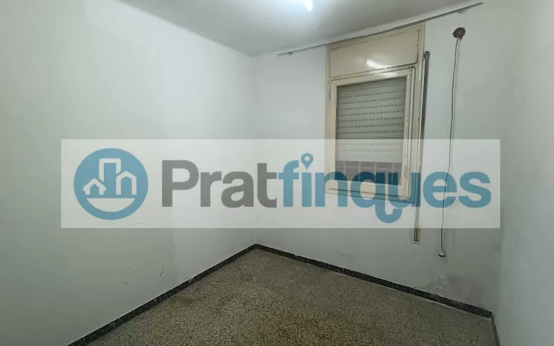 Presentamos esta magnífica propiedad situada en una de las intersecciones más estratégicas de El Prat. Una vivienda que destaca por su luminosidad, y distribución y un potencial para convertirse en el hogar de sus sueños. Distribución y Características El inmueble cuenta con una superficie de 94 m² construidos (79 m² útiles),diseñados para aprovechar cada rincón: Zona de Día:&nbsp;Un imponente salón-comedor independiente de 23 m², totalmente exterior, que inunda la estancia de luz natural y ofrece acceso directo a un acogedor balcón. Zona de Noche:&nbsp;Consta de 3 amplias habitaciones (incluyendo una habitación doble principal). Cocina y Baño:&nbsp;Cocina independiente de 8 m² con salida a galería técnica y un baño completo de cuatro piezas con bañera. Acabados:&nbsp;Suelos de gres porcelánico, carpintería interior en madera de cerezo y ventanas de aluminio.???? Un proyecto a tu medida La vivienda se encuentra en un estado que&nbsp;precisa de una actualización, lo que representa una oportunidad única. Con una reforma ejecutada con buen gusto, este piso tiene el potencial arquitectónico para transformarse en una pieza de diseño&nbsp;impresionantemente sofisticada y actual, revalorizando su inversión desde el primer día. La finca, perfectamente mantenida, dispone de&nbsp;ascensor. ???? Privilegios de una ubicación inmejorable Vivir en esta zona de El Prat de Llobregat es sinónimo de calidad de vida. Disfrutará de servicios de primer nivel a pie de calle: Conectividad Total:&nbsp;A tan solo 7 minutos de la estación de&nbsp;Metro L9 (Les Moreres)&nbsp;y con una red de paradas de autobús locales e interurbanas que conectan directamente con el centro de Barcelona en pocos minutos. Servicios y Ocio:&nbsp;Rodeado de una oferta comercial completa, centros de salud, colegios y zonas verdes. Todo lo que su día a día requiere, sin necesidad de desplazarse.Si buscas una ubicación premium para diseñar un hogar a tu estilo, esta es tu oportunidad.&nbsp;Contacta ahora para concertar una visita. En Pratfinques le acompañamos de forma integral durante todo el proceso de compraventa. Nos encargamos de la gestión de su financiación hipotecaria, la liquidación de impuestos y la inscripción registral de la propiedad. &nbsp; Tenga en cuenta los siguientes puntos informativos: &nbsp; Transparencia en el precio: El importe de venta no incluye los impuestos y tasas asociados (ITP y AJD). Plusvalía: El Impuesto sobre el Incremento de Valor de los Terrenos de Naturaleza Urbana corre íntegramente a cargo de la parte vendedora. Nota informativa: Los Honorarios de intermediación profesional no están incluidos en el precio de venta.