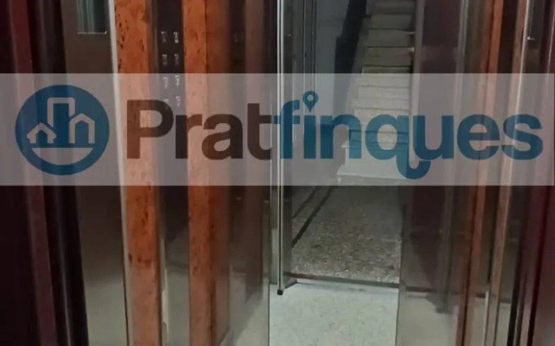 Descubra este piso único en el corazón de la ciudad. Una vivienda diseñada para aprovechar la luz natural al máximo, totalmente exterior y con una distribución versátil. Su gran salón de 22 m² se convierte en el centro del hogar, conectado a un balcón ideal para disfrutar del entorno urbano. Situada en un área con una&nbsp;oferta comercial inmejorable&nbsp;(moda, restauración y alimentación) y una conectividad excelente. A pocos minutos de la estación de&nbsp;Metro L9 (Les Moreres)&nbsp;y con acceso inmediato a las principales líneas de autobús (65, X2, L22, N17),esta propiedad combina comodidad, servicios y calidad de vida. Desde Pratfinques, te realizamos todos los trámites de la compraventa y a la obtención de la financiación hipotecaria, liquidación de los impuestos y, inscripción registral. -&nbsp;&nbsp;&nbsp;&nbsp;&nbsp;&nbsp;&nbsp;&nbsp;&nbsp;&nbsp;&nbsp;&nbsp;&nbsp; El precio de venta del inmueble, no incluye impuestos ni tasas. (ITP y AJD) -&nbsp;&nbsp;&nbsp;&nbsp;&nbsp;&nbsp;&nbsp;&nbsp;&nbsp;&nbsp;&nbsp;&nbsp;&nbsp; La plusvalía (Impuesto sobre el Incremento de Valor de los Terrenos Urbanos) es a cargo del vendedor. -&nbsp;&nbsp;&nbsp;&nbsp;&nbsp;&nbsp;&nbsp;&nbsp;&nbsp;&nbsp;&nbsp;&nbsp;&nbsp; En Pratfinques, NO COBRAMOS LOS HONORARIOS AL COMPRADOR, están incluidos en el precio de venta publicado.