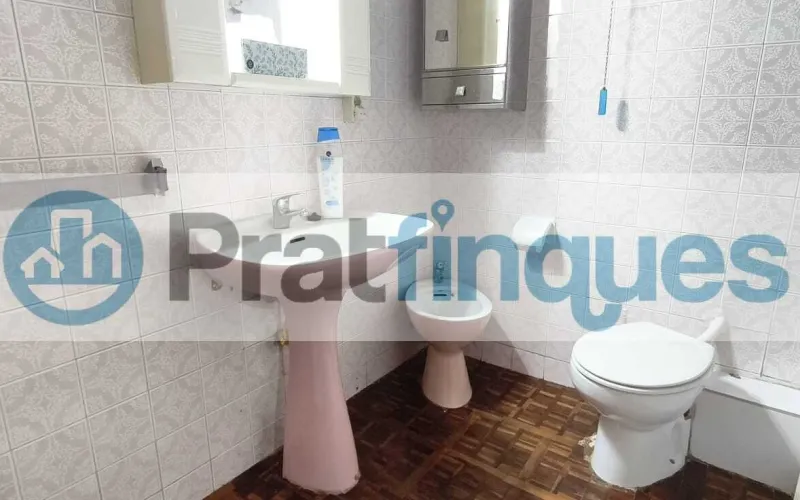 Ubicada en una de las zonas más exclusivas y demandadas de El Prat de Llobregat, presentamos esta vivienda totalmente exterior que destaca por su luz natural y su ubicación privilegiada en el&nbsp;Casc Antic. Características principales: Luminosidad total:&nbsp;Al ser una pieza íntegramente exterior, cada estancia disfruta de una claridad excepcional durante todo el día. Espacios optimizados:&nbsp;La vivienda cuenta con 69 m² construidos (63 m² útiles) distribuidos de forma funcional. Distribución: 3 dormitorios (uno de ellos doble). Salón-comedor con salida directa a un acogedor balcón. Cocina independiente con grandes posibilidades de reforma. Baño de tres piezas equipado con plato de ducha. Finca con ascensor:&nbsp;Situado en un edificio bien conservado que dispone de ascensor, garantizando total comodidad.Un lienzo en blanco para tu proyecto: El inmueble se encuentra en estado original, lo que representa la oportunidad perfecta para realizar una&nbsp;actualización integral&nbsp;y diseñar el hogar de tus sueños a medida. Su estructura permite múltiples opciones de personalización para ganar amplitud y estilo. Viva en una zona tranquila, con el encanto del casco histórico y todos los servicios, comercios y transporte a su alcance. En Pratfinques le acompañamos de forma integral durante todo el proceso de compraventa. Nos encargamos de la gestión de su financiación hipotecaria, la liquidación de impuestos y la inscripción registral de la propiedad. &nbsp; Tenga en cuenta los siguientes puntos informativos: &nbsp; Transparencia en el precio: El importe de venta no incluye los impuestos y tasas asociados (ITP y AJD). Plusvalía: El Impuesto sobre el Incremento de Valor de los Terrenos de Naturaleza Urbana corre íntegramente a cargo de la parte vendedora. Sin costes adicionales: En Pratfinques no cobramos honorarios a la parte compradora; nuestros servicios ya están incluidos en el precio de venta publicado.&nbsp;