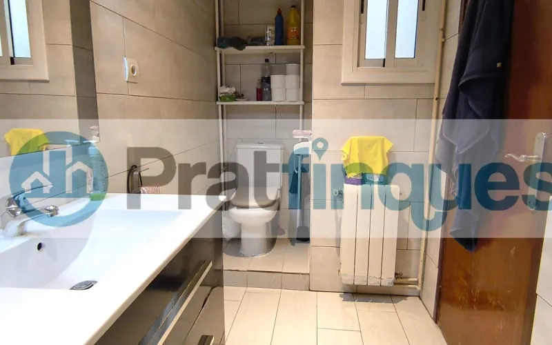 Vive por encima de todo. Este no es solo un ático, es un mirador privado diseñado para quienes buscan la calma sin renunciar al pulso de la ciudad. Con una orientación Este privilegiada, la vivienda se inunda de luz natural desde el primer café de la mañana, convirtiendo cada rincón en un espacio vibrante y acogedor. Espacios que respiran El corazón de la propiedad es su espectacular salón-comedor de 27 m², un área amplia y fluida que conecta directamente con la joya de la corona: una terraza a nivel de 36 m². Es el escenario perfecto para cenas bajo las estrellas, mañanas de lectura al sol o simplemente disfrutar de la libertad de un espacio exterior privado de grandes dimensiones. La distribución se completa con: Zona de descanso: 2 habitaciones (una de ellas doble, pensada para el máximo confort). Cocina independiente: Funcional y luminosa, con acceso directo a la terraza y zona de galería integrada. Baño de diseño: Totalmente actualizado, con plato de ducha de resina antideslizante para una estética moderna y segura. Calidades: Suelos de gres porcelánico que aportan elegancia y puertas de haya que dan calidez a todo el hogar.El privilegio de tu ubicación Vivir aquí significa tenerlo todo. Situado en un enclave estratégico junto al Carrer Lleida, disfrutarás de la comodidad de tener el comercio local, la mejor restauración y colegios a pocos pasos de tu portal. La conectividad es absoluta, con la L9 de Metro y líneas de autobús que te acercan a cualquier punto en minutos. No es solo un piso, es la oportunidad de vivir en una de las zonas más demandadas, donde la luz y la terraza marcan la diferencia entre un lugar donde vivir y un lugar donde ser feliz. En Pratfinques le acompañamos de forma integral durante todo el proceso de compraventa. Nos encargamos de la gestión de su financiación hipotecaria, la liquidación de impuestos y la inscripción registral de la propiedad. &nbsp; Tenga en cuenta los siguientes puntos informativos: &nbsp; Transparencia en el precio: El importe de venta no incluye los impuestos y tasas asociados (ITP y AJD). Plusvalía: El Impuesto sobre el Incremento de Valor de los Terrenos de Naturaleza Urbana corre íntegramente a cargo de la parte vendedora. Sin costes adicionales: En Pratfinques no cobramos honorarios a la parte compradora; nuestros servicios ya están incluidos en el precio de venta publicado.&nbsp;