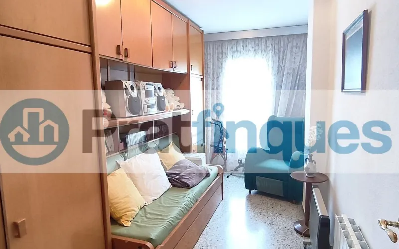 ¿Buscáis vuestra primera vivienda o el lugar ideal para ver crecer a vuestra familia? Este espectacular piso destaca por su amplitud, su luz natural y una comodidad absoluta en el día a día. Al tratarse de una quinta planta real en una finca con ascensor, disfrutaréis de una vivienda tranquila, sin ruidos de la calle y con sol directo durante todo el día. ¡Un lienzo en blanco perfecto para vuestro nuevo proyecto de vida! Espacios diseñados para el día a día familiar: El corazón de la casa: Un gran salón-comedor de 21 m² donde compartir cenas, tardes de cine y con salida directa al balcón. Habitaciones para todos: 3 dormitorios (dos de ellos dobles),ideales para el dormitorio principal, el cuarto de los niños o una zona de teletrabajo. Cocina independiente: Espaciosa, funcional y con acceso directo a una cómoda galería que desahoga el espacio principal. Baño reformado: Baño completo de 3 piezas equipado con un moderno y práctico plato de ducha. Metros reales: 76 m² útiles bien distribuidos (87 m² construidos) donde no se pierde ni un solo metro.Una ubicación pensada para vuestra comodidad Situado en la cotizada Avenida del Remolar, tendréis la tranquilidad que buscáis sin renunciar a nada. La ubicación es perfecta para el día a día de una familia: Conectividad total: Accesos rapidísimos en coche y una red excelente de transporte público para ir a trabajar o estudiar. Todo a un paso: Rodeado de comercio local, supermercados para la compra diaria, colegios, parques y una gran oferta de restauración para los fines de semana.¡Es el momento de dar el paso y tener vuestra propia casa! Contactad con nosotros hoy mismo para venir a verla antes de que se reserve. En Pratfinques le acompañamos de forma integral durante todo el proceso de compraventa. Nos encargamos de la gestión de su financiación hipotecaria, la liquidación de impuestos y la inscripción registral de la propiedad. &nbsp; Tenga en cuenta los siguientes puntos informativos: &nbsp; Transparencia en el precio: El importe de venta no incluye los impuestos y tasas asociados (ITP y AJD). Plusvalía: El Impuesto sobre el Incremento de Valor de los Terrenos de Naturaleza Urbana corre íntegramente a cargo de la parte vendedora. Sin costes adicionales: En Pratfinques no cobramos honorarios a la parte compradora; nuestros servicios ya están incluidos en el precio de venta publicado.&nbsp;