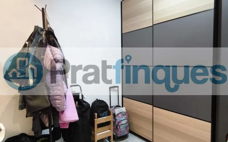 Disfrute del equilibrio perfecto entre tranquilidad residencial y una conectividad estratégica inigualable. Esta magnífica vivienda, ubicada en la apacible calle Sant Joaquim, 86, destaca por su excelente distribución, estancias muy amplias y una optimización perfecta de sus 83 m² útiles (97 m² construidos). Gracias a su orientación norte, el piso ofrece un ambiente fresco, confortable y una luminosidad constante muy valorada. Distribución elegante y espacios independientes Salón-comedor extraordinario: Un gran espacio de 22 m² muy cuadrado y luminoso, con salida directa a un agradable balcón. Zona de descanso generosa: Dispone de 4 habitaciones, incluyendo dos dormitorios dobles de gran tamaño (el principal cuenta con unos fantásticos 13 m²). Cocina funcional e independiente: Espaciosa, independiente y con salida a una práctica galería/lavadero que maximiza la organización. Baño completo: Un baño de 4 piezas equipado con bañera, ideal para el confort diario.Calidades y confort de primer nivel Aislamiento eficiente: Carpintería exterior de aluminio blanco con doble acristalamiento, garantizando confort térmico y acústico. Climatización integral: Sistema de aire acondicionado split con bomba de calor instalado. Detalles de calidad: Suelos de gres porcelánico de alta resistencia y puertas interiores de haya vaporizada que aportan calidez. Finca accesible: Edificio cuidado y tranquilo que dispone de ascensor.Accesibilidad y entorno: Lo mejor de El Prat a su alcance La ubicación de la calle Sant Joaquim es uno de los mayores valores añadidos de esta propiedad: Entrada y salida inmediata: Acceso rápido y directo a las principales vías de comunicación (C-31, C-32 y B-20),permitiendo conectar con Barcelona o el Aeropuerto en pocos minutos y sin sufrir retenciones internas. Conectividad total: Excelente comunicación en transporte público mediante la red de autobuses locales y metropolitanos, Metro (L9 Sud) y Cercanías Renfe. Calidad de vida en El Prat: Una ciudad llana, cómoda y moderna que combina una infraestructura de primer nivel (colegios, centros médicos, comercios) con el privilegio natural de los Espacios Naturales del Delta y sus tranquilas playas vírgenes. Tenga en cuenta los siguientes puntos informativos: Transparencia en el precio: El importe de venta no incluye los impuestos y tasas asociados (ITP y AJD). Plusvalía: El Impuesto sobre el Incremento de Valor de los Terrenos de Naturaleza Urbana corre íntegramente a cargo de la parte vendedora. Sin costes adicionales: En Pratfinques no cobramos honorarios a la parte compradora; nuestros servicios ya están incluidos en el precio de venta publicado.