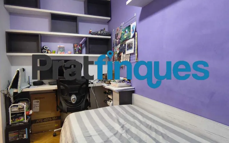 ¡Descubre tu nuevo hogar! Este encantador piso de 90 m² construidos (75 m² útiles) te ofrece la combinación perfecta de confort, espacio y una ubicación inmejorable. Situado en una cuarta planta con ascensor, destaca por su excelente distribución y su fantástica orientación oeste, ideal para disfrutar del sol de tarde. Características principales Zona de día: Salón-comedor de 16 m² con acceso directo a un agradable balcón de 8 m². Cocina independiente: Tipo office, muy espaciosa (14 m²) y con salida directa a galería/lavadero. Dormitorios: 3 habitaciones en total. Una suite principal de 12 m² y dos habitaciones individuales amplias. Baños: 1 baño completo de 4 piezas con bañera y 1 práctico aseo de cortesía. Climatización: Calefacción por radiadores de gas natural y aire acondicionado (splits) para un confort total todo el año. Ubicación y conectividad El inmueble se encuentra en una zona totalmente consolidada y excelentemente comunicada: A 8 minutos a pie de la parada de metro L9 (Cèntric). A 2 minutos de la parada de autobús Plaça Pau Casals (múltiples líneas). Servicios a pie de calle: Rodeado de comercios locales, restauración, colegios y entidades financieras. Condiciones y servicios de Pratfinques En Pratfinques te acompañamos en todo el proceso. Nos encargamos de todos los trámites de la compraventa: obtención de la financiación hipotecaria, liquidación de impuestos e inscripción registral. Sin honorarios de agencia para el comprador: Están totalmente incluidos en el precio de venta publicado. El precio de venta no incluye los impuestos ni tasas correspondientes a la parte compradora (ITP / AJD). La plusvalía municipal corre a cargo de la parte vendedora.