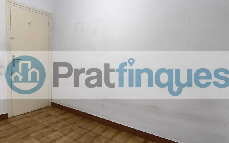 Luminoso piso con orientación Este y balcón en una de las zonas más demandadas de El Prat de Llobregat. Presentamos esta magnífica propiedad de 77 m² construidos (67 m² útiles),ubicada en el eje comercial y neurálgico de la Avenida Verge de Montserrat y Plaza Catalunya. Gracias a su orientación Este, la vivienda destaca por su gran luminosidad, recibiendo el sol directo de mañana, lo que garantiza un ambiente cálido, alegre y un excelente ahorro energético. Una pieza inmobiliaria con un potencial extraordinario, ideal tanto para familias que buscan diseñar su hogar a medida como para inversores que persiguen una alta rentabilidad. Distribución funcional y optimizada La vivienda destaca por su distribución lógica y el máximo aprovechamiento de sus espacios: Zona de día: Salón-comedor independiente con salida directa a un agradable balcón exterior, donde disfrutar del sol matinal. Cocina independiente: Con acceso a una práctica galería y derecho de uso de un patio de luces transitable. Zona de descanso: 3 dormitorios (1 doble principal de excelentes dimensiones y 2 individuales completos). Baño: Un baño completo de 4 piezas.Un lienzo en blanco para su proyecto El piso requiere una reforma integral, lo que representa la oportunidad perfecta para redistribuir los espacios a su gusto, elegir acabados de calidad actual y estrenar una vivienda totalmente personalizada según sus necesidades. La finca, además, está adaptada y cuenta con ascensor. Ubicación premium y conectividad total Situado en pleno corazón de El Prat, disfrutará de una comodidad absoluta en su día a día con todos los servicios a pie de calle: Transporte: A solo 3 minutos andando de la estación de metro Plaza Catalunya (L9 Sud) y a 2 minutos de las principales líneas de autobús. Comercios y servicios: Supermercados, tiendas de moda, colegios, centros médicos y una amplia oferta gastronómica a la vuelta de la esquina.No deje escapar esta excelente oportunidad por ubicación, precio, luz y potencial. Contacte con nosotros hoy mismo para concertar una visita. En Pratfinques le acompañamos de forma integral durante todo el proceso de compraventa. Nos encargamos de la gestión de su financiación hipotecaria, la liquidación de impuestos y la inscripción registral de la propiedad. Tenga en cuenta los siguientes puntos informativos: Transparencia en el precio: El importe de venta no incluye los impuestos y tasas asociados (ITP y AJD). Plusvalía: El Impuesto sobre el Incremento de Valor de los Terrenos de Naturaleza Urbana corre íntegramente a cargo de la parte vendedora. Sin costes adicionales: En Pratfinques no cobramos honorarios a la parte compradora; nuestros servicios ya están incluidos en el precio de venta publicado.