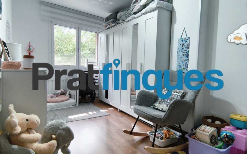Presentamos este espectacular piso totalmente reformado de 89 m² útiles, ubicado en pleno centro de la ciudad, a un paso de la emblemática Plaza Catalunya y de la estación de metro L9 Cèntric. Una vivienda lista para entrar a vivir, diseñada para ofrecerte el máximo confort, luminosidad y una distribución perfecta para la vida familiar. Distribución inteligente: Zona de día y Zona de noche El diseño de la vivienda separa de forma excelente los espacios para garantizar tu privacidad y descanso: Zona de Día: Al cruzar el recibidor, accedes directamente a un salón-comedor de 18 m², un espacio amplio y acogedor con salida directa a un agradable balcón. La cocina es independiente y cuenta con la galería ya integrada. Destaca por su gran luminosidad gracias a un elegante tabique acristalado tipo ventana, que permite el paso de la luz natural desde el comedor mientras cocinas. Zona de Noche: Conectada de forma fluida desde el comedor, distribuye el acceso a los dormitorios y baños: Habitación principal en suite (11 m²): Exterior, inundada de sol y con su propio baño privado de 4 m² (3 piezas con plato de ducha de resina antideslizante). Segunda habitación doble (11 m²): También exterior a la calle, disfrutando de una orientación inmejorable con sol durante todo el día. Dos habitaciones individuales (8 m² cada una): Espacios versátiles ideales para dormitorios, zona de juegos o teletrabajo. Una de ellas cuenta con salida a un segundo balcón orientado al patio de luces. Baño común: Moderno y funcional, compuesto por 3 piezas y equipado con plato de ducha de resina antideslizante. Calidades premium y confort total La vivienda cuenta con una reforma integral de hace solo 5 años y está cuidada al detalle con materiales de alta calidad: Orientación Sur: Vivienda muy soleada y bañada por la luz natural durante todo el día. Aislamiento perfecto: Carpintería de aluminio con rotura de puente térmico y doble ventana, garantizando el mejor aislamiento térmico y acústico. Suelos y carpintería: Suelo de parqué sintético de alta resistencia (nivel AC5) y puertas lacadas en blanco (batientes y correderas empotradas en los baños para optimizar el espacio). Airecondicionado: 3 splits con bomba de calor en distintas estàncies. Ubicación inmejorable Vivirás en el centro de El Prat, rodeado de todos los servicios esenciales: colegios, bibliotecas, comercios y una excelente conectividad en transporte público (Metro L9 Cèntric y múltiples líneas de autobús). Un hogar idílico, cómodo y pensado para disfrutar de la paz familiar. ¿Te vas a perder la oportunidad de visitarlo? &nbsp;