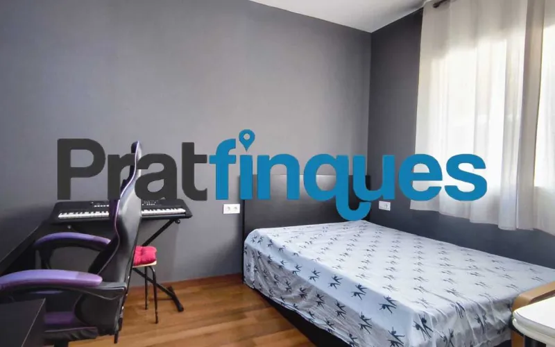 Presentamos esta magnífica vivienda lista para entrar a vivir, completamente reformada con un gusto exquisito y materiales de calidad. El inmueble destaca por su excelente distribución, luminosidad y el absoluto desahogo que ofrece su impresionante espacio exterior, convirtiéndolo en una pieza única en la zona. Características principales: Superficie óptima: 70 m² útiles distribuidos con la máxima eficiencia espacial. Zona de descanso: 3 amplios dormitorios, incluyendo una magnífica suite principal y dos habitaciones dobles adicionales. Baños modernos: 2 baños completos totalmente equipados con acabados contemporáneos. Cocina funcional: Espacio independiente y cómodo. Lavadero Interiorizado: un práctico lavadero interiorizado que maximiza el orden doméstico. Área de relax: Una agradable estancia acristalada que funciona como un balcón cubierto, ideal como rincón de lectura por su abundante luz natural y sosiego. Calidades y acabados premium: Aislamiento superior: Carpintería exterior oscilobatiente de aluminio con rotura de puente térmico y doble acristalamiento con cámara de aire, garantizando el máximo confort térmico y acústico. Elegancia interior: Suelos de parqué laminado de alta resistencia (AC5) y puertas de paso lacadas en blanco. Climatización: Sistema de calefacción integral mediante radiadores de gas natural. Un oasis exterior exclusivo: El verdadero elemento diferenciador de esta propiedad es su espectacular terraza privada de 61 m². Un espacio exterior idílico para disfrutar del clima mediterráneo, organizar cenas al aire libre o crear un jardín urbano. Además, cuenta con un valioso trastero de 5 m² integrado, la solución perfecta de almacenamiento para el día a día. Exclusividad y entorno de vida: Ubicada en una finca de solo dos vecinos, la privacidad y la tranquilidad están completamente garantizadas. El piso se emplaza en uno de los sectores residenciales más cotizados y demandados de la ciudad. Una zona que destaca por el equilibrio perfecto entre la paz de un entorno familiar y la comodidad urbana más absoluta. A escasos minutos a pie de la estación de metro L9 (Cèntric),la vivienda ofrece una conectividad impecable con el centro de Barcelona, el aeropuerto y redes de transporte (autobuses y taxis). El día a día aquí es un auténtico privilegio: dispondrá de una selecta oferta de restauración, comercios locales y servicios esenciales a pie de calle, sin renunciar a la calma de un vecindario residencial idílico. En Pratfinques le acompañamos de forma integral durante todo el proceso de compraventa. Nos encargamos de la gestión de su financiación hipotecaria, la liquidación de impuestos y la inscripción registral de la propiedad. Tenga en cuenta los siguientes puntos informativos: Transparencia en el precio: El importe de venta no incluye los impuestos y tasas asociados (ITP y AJD). Plusvalía: El Impuesto sobre el Incremento de Valor de los Terrenos de Naturaleza Urbana corre íntegramente a cargo de la parte vendedora. Información de transparencia al consumidor: Antes de hacer la visita, tu asesor personal te facilitará toda la información detallada y desglosada de estos costes para que compres con total tranquilidad.