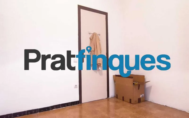 Si buscas comodidad, luz y tranquilidad, este piso de 75 m² útiles (84 m² construidos) te va a encantar. Está pensado para aprovechar cada rincón al máximo y se distribuye de forma ideal: Zona de día: Un acogedor salón-comedor de 15 m² y una moderna cocina office abierta de 9 m². ¡Y aquí viene lo mejor! Desde la cocina accedes directamente a una fantástica terraza a nivel de 10 m², el rincón perfecto para tomar el café por la mañana, disfrutar de cenas al aire libre o crear tu propio oasis urbano. Además, cuenta con un práctico lavadero integrado. Zona de descanso: 3 habitaciones (dos de ellas dobles, perfectas para el dormitorio principal o un espacio de trabajo) y un baño completo de 4 piezas. Ubicación y tranquilidad garantizadas El piso se encuentra en una de las zonas más valoradas y cotizadas de El Prat. Se ubica en la primera planta de un edificio clásico, sin ascensor, pero con una gran ventaja: ¡solo comparte espacio con 3 vecinos más! Al ser una comunidad tan pequeña y familiar, la paz y la tranquilidad están aseguradas. Listo para entrar a vivir (con muy pocos retoques) A diferencia de otros pisos, aquí el trabajo duro ya está hecho. La vivienda ha sido mimada y cuenta con: Instalación eléctrica totalmente actualizada. Ventanas de PVC con rotura de puente térmico y doble cristal (adiós al frío y a los ruidos). Cocina completamente equipada. ¿Lo mejor? Solo necesita lo que llamamos