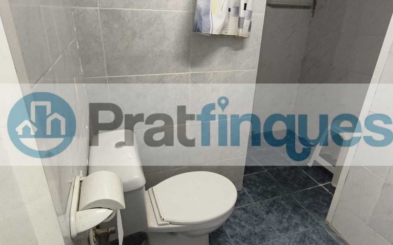 ¿Buscas un lienzo en blanco para diseñar una vida a tu medida o una inversión con posibilidades infinitas? Te presentamos una oportunidad única en la zona más auténtica de la ciudad. No es solo una casa; es la posibilidad de materializar ese proyecto que tienes en mente, combinando el encanto histórico con la modernidad absoluta. El espacio que siempre imaginaste Ubicada en una generosa parcela de&nbsp;155 m²&nbsp;(5 m de fachada por 31 m de fondo),esta propiedad destaca por su&nbsp;espectacular patio central, un pulmón de aire y luz que se convertirá en el alma de tu futuro hogar. Actualmente, la vivienda cuenta con&nbsp;164 m² construidos&nbsp;llenos de potencial: Planta Baja (86 m²):&nbsp;El espacio perfecto para una zona de día diáfana con vistas al jardín. Planta Primera (65 m²):&nbsp;Actualmente distribuida con recibidor, cocina, baño y un salón con salida a una&nbsp;terraza con orientación sur, garantizando sol durante todo el día. Planta Superior:&nbsp;Tres amplias estancias ideales para dormitorios dobles o suites de ensueño.¿Por qué esta propiedad es especial? Lo que hoy requiere una reforma integral, mañana será la casa más envidiada del barrio. Tienes flexibilidad total para diseñar: ✅ Un&nbsp;jardín privado con piscina&nbsp;y zona de barbacoa. ✅ Tu propio&nbsp;garaje privado&nbsp;en el centro. ✅ De 3 a 5 habitaciones según tus necesidades. Oportunidad para Inversores ????️ La normativa de la parcela es excepcional, permitiendo incluso la&nbsp;construcción de dos viviendas independientes: Un edificio de planta baja + 2 alturas + bajo cubierta. Un segundo edificio de planta baja + altura + bajo cubierta (ideal como estudio independiente, loft de invitados o garaje de gran capacidad).No te limites a leerlo: ven a sentirlo.&nbsp;Las dimensiones y la luz de este inmueble solo se aprecian de verdad al cruzar su puerta. Te acompañaremos en todo el proceso para ayudarte a visualizar y proyectar la casa que siempre quisiste. ¡Contáctanos hoy mismo y agenda tu visita! Tu futuro empieza aquí. &nbsp; En Pratfinques le acompañamos de forma integral durante todo el proceso de compraventa. Nos encargamos de la gestión de su financiación hipotecaria, la liquidación de impuestos y la inscripción registral de la propiedad. &nbsp; Tenga en cuenta los siguientes puntos informativos: &nbsp; Transparencia en el precio: El importe de venta no incluye los impuestos y tasas asociados (ITP y AJD). Plusvalía: El Impuesto sobre el Incremento de Valor de los Terrenos de Naturaleza Urbana corre íntegramente a cargo de la parte vendedora. Sin costes adicionales: En Pratfinques no cobramos honorarios a la parte compradora; nuestros servicios ya están incluidos en el precio de venta publicado.&nbsp;