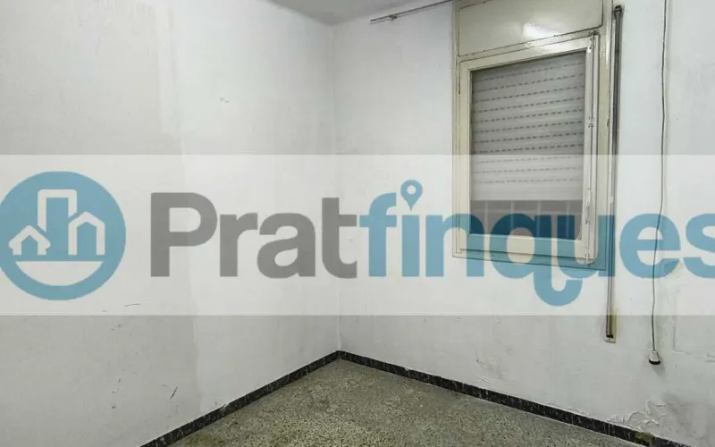 Presentamos esta magnífica propiedad situada en una de las intersecciones más estratégicas de El Prat. Una vivienda que destaca por su luminosidad, y distribución y un potencial para convertirse en el hogar de sus sueños. Distribución y Características El inmueble cuenta con una superficie de 94 m² construidos (79 m² útiles),diseñados para aprovechar cada rincón: Zona de Día:&nbsp;Un imponente salón-comedor independiente de 23 m², totalmente exterior, que inunda la estancia de luz natural y ofrece acceso directo a un acogedor balcón. Zona de Noche:&nbsp;Consta de 3 amplias habitaciones (incluyendo una habitación doble principal). Cocina y Baño:&nbsp;Cocina independiente de 8 m² con salida a galería técnica y un baño completo de cuatro piezas con bañera. Acabados:&nbsp;Suelos de gres porcelánico, carpintería interior en madera de cerezo y ventanas de aluminio.???? Un proyecto a tu medida La vivienda se encuentra en un estado que&nbsp;precisa de una actualización, lo que representa una oportunidad única. Con una reforma ejecutada con buen gusto, este piso tiene el potencial arquitectónico para transformarse en una pieza de diseño&nbsp;impresionantemente sofisticada y actual, revalorizando su inversión desde el primer día. La finca, perfectamente mantenida, dispone de&nbsp;ascensor. ???? Privilegios de una ubicación inmejorable Vivir en esta zona de El Prat de Llobregat es sinónimo de calidad de vida. Disfrutará de servicios de primer nivel a pie de calle: Conectividad Total:&nbsp;A tan solo 7 minutos de la estación de&nbsp;Metro L9 (Les Moreres)&nbsp;y con una red de paradas de autobús locales e interurbanas que conectan directamente con el centro de Barcelona en pocos minutos. Servicios y Ocio:&nbsp;Rodeado de una oferta comercial completa, centros de salud, colegios y zonas verdes. Todo lo que su día a día requiere, sin necesidad de desplazarse.Si buscas una ubicación premium para diseñar un hogar a tu estilo, esta es tu oportunidad.&nbsp;Contacta ahora para concertar una visita. En Pratfinques le acompañamos de forma integral durante todo el proceso de compraventa. Nos encargamos de la gestión de su financiación hipotecaria, la liquidación de impuestos y la inscripción registral de la propiedad. &nbsp; Tenga en cuenta los siguientes puntos informativos: &nbsp; Transparencia en el precio: El importe de venta no incluye los impuestos y tasas asociados (ITP y AJD). Plusvalía: El Impuesto sobre el Incremento de Valor de los Terrenos de Naturaleza Urbana corre íntegramente a cargo de la parte vendedora. Nota informativa: Los Honorarios de intermediación profesional no están incluidos en el precio de venta.