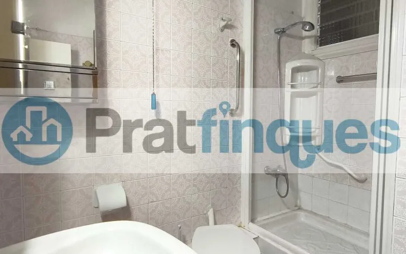 Ubicada en una de las zonas más exclusivas y demandadas de El Prat de Llobregat, presentamos esta vivienda totalmente exterior que destaca por su luz natural y su ubicación privilegiada en el&nbsp;Casc Antic. Características principales: Luminosidad total:&nbsp;Al ser una pieza íntegramente exterior, cada estancia disfruta de una claridad excepcional durante todo el día. Espacios optimizados:&nbsp;La vivienda cuenta con 69 m² construidos (63 m² útiles) distribuidos de forma funcional. Distribución: 3 dormitorios (uno de ellos doble). Salón-comedor con salida directa a un acogedor balcón. Cocina independiente con grandes posibilidades de reforma. Baño de tres piezas equipado con plato de ducha. Finca con ascensor:&nbsp;Situado en un edificio bien conservado que dispone de ascensor, garantizando total comodidad.Un lienzo en blanco para tu proyecto: El inmueble se encuentra en estado original, lo que representa la oportunidad perfecta para realizar una&nbsp;actualización integral&nbsp;y diseñar el hogar de tus sueños a medida. Su estructura permite múltiples opciones de personalización para ganar amplitud y estilo. Viva en una zona tranquila, con el encanto del casco histórico y todos los servicios, comercios y transporte a su alcance. En Pratfinques le acompañamos de forma integral durante todo el proceso de compraventa. Nos encargamos de la gestión de su financiación hipotecaria, la liquidación de impuestos y la inscripción registral de la propiedad. &nbsp; Tenga en cuenta los siguientes puntos informativos: &nbsp; Transparencia en el precio: El importe de venta no incluye los impuestos y tasas asociados (ITP y AJD). Plusvalía: El Impuesto sobre el Incremento de Valor de los Terrenos de Naturaleza Urbana corre íntegramente a cargo de la parte vendedora. Sin costes adicionales: En Pratfinques no cobramos honorarios a la parte compradora; nuestros servicios ya están incluidos en el precio de venta publicado.&nbsp;