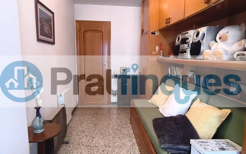 ¿Buscáis vuestra primera vivienda o el lugar ideal para ver crecer a vuestra familia? Este espectacular piso destaca por su amplitud, su luz natural y una comodidad absoluta en el día a día. Al tratarse de una quinta planta real en una finca con ascensor, disfrutaréis de una vivienda tranquila, sin ruidos de la calle y con sol directo durante todo el día. ¡Un lienzo en blanco perfecto para vuestro nuevo proyecto de vida! Espacios diseñados para el día a día familiar: El corazón de la casa: Un gran salón-comedor de 21 m² donde compartir cenas, tardes de cine y con salida directa al balcón. Habitaciones para todos: 3 dormitorios (dos de ellos dobles),ideales para el dormitorio principal, el cuarto de los niños o una zona de teletrabajo. Cocina independiente: Espaciosa, funcional y con acceso directo a una cómoda galería que desahoga el espacio principal. Baño reformado: Baño completo de 3 piezas equipado con un moderno y práctico plato de ducha. Metros reales: 76 m² útiles bien distribuidos (87 m² construidos) donde no se pierde ni un solo metro.Una ubicación pensada para vuestra comodidad Situado en la cotizada Avenida del Remolar, tendréis la tranquilidad que buscáis sin renunciar a nada. La ubicación es perfecta para el día a día de una familia: Conectividad total: Accesos rapidísimos en coche y una red excelente de transporte público para ir a trabajar o estudiar. Todo a un paso: Rodeado de comercio local, supermercados para la compra diaria, colegios, parques y una gran oferta de restauración para los fines de semana.¡Es el momento de dar el paso y tener vuestra propia casa! Contactad con nosotros hoy mismo para venir a verla antes de que se reserve. En Pratfinques le acompañamos de forma integral durante todo el proceso de compraventa. Nos encargamos de la gestión de su financiación hipotecaria, la liquidación de impuestos y la inscripción registral de la propiedad. &nbsp; Tenga en cuenta los siguientes puntos informativos: &nbsp; Transparencia en el precio: El importe de venta no incluye los impuestos y tasas asociados (ITP y AJD). Plusvalía: El Impuesto sobre el Incremento de Valor de los Terrenos de Naturaleza Urbana corre íntegramente a cargo de la parte vendedora. Sin costes adicionales: En Pratfinques no cobramos honorarios a la parte compradora; nuestros servicios ya están incluidos en el precio de venta publicado.&nbsp;