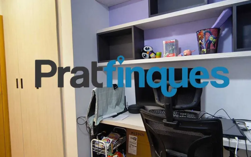 ¡Descubre tu nuevo hogar! Este encantador piso de 90 m² construidos (75 m² útiles) te ofrece la combinación perfecta de confort, espacio y una ubicación inmejorable. Situado en una cuarta planta con ascensor, destaca por su excelente distribución y su fantástica orientación oeste, ideal para disfrutar del sol de tarde. Características principales Zona de día: Salón-comedor de 16 m² con acceso directo a un agradable balcón de 8 m². Cocina independiente: Tipo office, muy espaciosa (14 m²) y con salida directa a galería/lavadero. Dormitorios: 3 habitaciones en total. Una suite principal de 12 m² y dos habitaciones individuales amplias. Baños: 1 baño completo de 4 piezas con bañera y 1 práctico aseo de cortesía. Climatización: Calefacción por radiadores de gas natural y aire acondicionado (splits) para un confort total todo el año. Ubicación y conectividad El inmueble se encuentra en una zona totalmente consolidada y excelentemente comunicada: A 8 minutos a pie de la parada de metro L9 (Cèntric). A 2 minutos de la parada de autobús Plaça Pau Casals (múltiples líneas). Servicios a pie de calle: Rodeado de comercios locales, restauración, colegios y entidades financieras. Condiciones y servicios de Pratfinques En Pratfinques te acompañamos en todo el proceso. Nos encargamos de todos los trámites de la compraventa: obtención de la financiación hipotecaria, liquidación de impuestos e inscripción registral. Sin honorarios de agencia para el comprador: Están totalmente incluidos en el precio de venta publicado. El precio de venta no incluye los impuestos ni tasas correspondientes a la parte compradora (ITP / AJD). La plusvalía municipal corre a cargo de la parte vendedora.