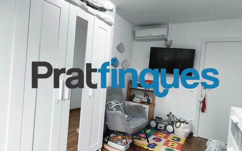 Presentamos este espectacular piso totalmente reformado de 89 m² útiles, ubicado en pleno centro de la ciudad, a un paso de la emblemática Plaza Catalunya y de la estación de metro L9 Cèntric. Una vivienda lista para entrar a vivir, diseñada para ofrecerte el máximo confort, luminosidad y una distribución perfecta para la vida familiar. Distribución inteligente: Zona de día y Zona de noche El diseño de la vivienda separa de forma excelente los espacios para garantizar tu privacidad y descanso: Zona de Día: Al cruzar el recibidor, accedes directamente a un salón-comedor de 18 m², un espacio amplio y acogedor con salida directa a un agradable balcón. La cocina es independiente y cuenta con la galería ya integrada. Destaca por su gran luminosidad gracias a un elegante tabique acristalado tipo ventana, que permite el paso de la luz natural desde el comedor mientras cocinas. Zona de Noche: Conectada de forma fluida desde el comedor, distribuye el acceso a los dormitorios y baños: Habitación principal en suite (11 m²): Exterior, inundada de sol y con su propio baño privado de 4 m² (3 piezas con plato de ducha de resina antideslizante). Segunda habitación doble (11 m²): También exterior a la calle, disfrutando de una orientación inmejorable con sol durante todo el día. Dos habitaciones individuales (8 m² cada una): Espacios versátiles ideales para dormitorios, zona de juegos o teletrabajo. Una de ellas cuenta con salida a un segundo balcón orientado al patio de luces. Baño común: Moderno y funcional, compuesto por 3 piezas y equipado con plato de ducha de resina antideslizante. Calidades premium y confort total La vivienda cuenta con una reforma integral de hace solo 5 años y está cuidada al detalle con materiales de alta calidad: Orientación Sur: Vivienda muy soleada y bañada por la luz natural durante todo el día. Aislamiento perfecto: Carpintería de aluminio con rotura de puente térmico y doble ventana, garantizando el mejor aislamiento térmico y acústico. Suelos y carpintería: Suelo de parqué sintético de alta resistencia (nivel AC5) y puertas lacadas en blanco (batientes y correderas empotradas en los baños para optimizar el espacio). Airecondicionado: 3 splits con bomba de calor en distintas estàncies. Ubicación inmejorable Vivirás en el centro de El Prat, rodeado de todos los servicios esenciales: colegios, bibliotecas, comercios y una excelente conectividad en transporte público (Metro L9 Cèntric y múltiples líneas de autobús). Un hogar idílico, cómodo y pensado para disfrutar de la paz familiar. ¿Te vas a perder la oportunidad de visitarlo? &nbsp;