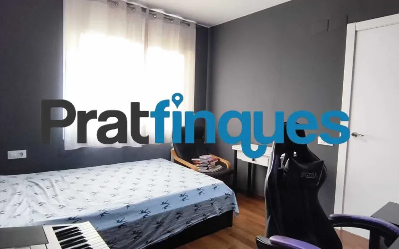 Presentamos esta magnífica vivienda lista para entrar a vivir, completamente reformada con un gusto exquisito y materiales de calidad. El inmueble destaca por su excelente distribución, luminosidad y el absoluto desahogo que ofrece su impresionante espacio exterior, convirtiéndolo en una pieza única en la zona. Características principales: Superficie óptima: 70 m² útiles distribuidos con la máxima eficiencia espacial. Zona de descanso: 3 amplios dormitorios, incluyendo una magnífica suite principal y dos habitaciones dobles adicionales. Baños modernos: 2 baños completos totalmente equipados con acabados contemporáneos. Cocina funcional: Espacio independiente y cómodo. Lavadero Interiorizado: un práctico lavadero interiorizado que maximiza el orden doméstico. Área de relax: Una agradable estancia acristalada que funciona como un balcón cubierto, ideal como rincón de lectura por su abundante luz natural y sosiego. Calidades y acabados premium: Aislamiento superior: Carpintería exterior oscilobatiente de aluminio con rotura de puente térmico y doble acristalamiento con cámara de aire, garantizando el máximo confort térmico y acústico. Elegancia interior: Suelos de parqué laminado de alta resistencia (AC5) y puertas de paso lacadas en blanco. Climatización: Sistema de calefacción integral mediante radiadores de gas natural. Un oasis exterior exclusivo: El verdadero elemento diferenciador de esta propiedad es su espectacular terraza privada de 61 m². Un espacio exterior idílico para disfrutar del clima mediterráneo, organizar cenas al aire libre o crear un jardín urbano. Además, cuenta con un valioso trastero de 5 m² integrado, la solución perfecta de almacenamiento para el día a día. Exclusividad y entorno de vida: Ubicada en una finca de solo dos vecinos, la privacidad y la tranquilidad están completamente garantizadas. El piso se emplaza en uno de los sectores residenciales más cotizados y demandados de la ciudad. Una zona que destaca por el equilibrio perfecto entre la paz de un entorno familiar y la comodidad urbana más absoluta. A escasos minutos a pie de la estación de metro L9 (Cèntric),la vivienda ofrece una conectividad impecable con el centro de Barcelona, el aeropuerto y redes de transporte (autobuses y taxis). El día a día aquí es un auténtico privilegio: dispondrá de una selecta oferta de restauración, comercios locales y servicios esenciales a pie de calle, sin renunciar a la calma de un vecindario residencial idílico. En Pratfinques le acompañamos de forma integral durante todo el proceso de compraventa. Nos encargamos de la gestión de su financiación hipotecaria, la liquidación de impuestos y la inscripción registral de la propiedad. Tenga en cuenta los siguientes puntos informativos: Transparencia en el precio: El importe de venta no incluye los impuestos y tasas asociados (ITP y AJD). Plusvalía: El Impuesto sobre el Incremento de Valor de los Terrenos de Naturaleza Urbana corre íntegramente a cargo de la parte vendedora. Información de transparencia al consumidor: Antes de hacer la visita, tu asesor personal te facilitará toda la información detallada y desglosada de estos costes para que compres con total tranquilidad.