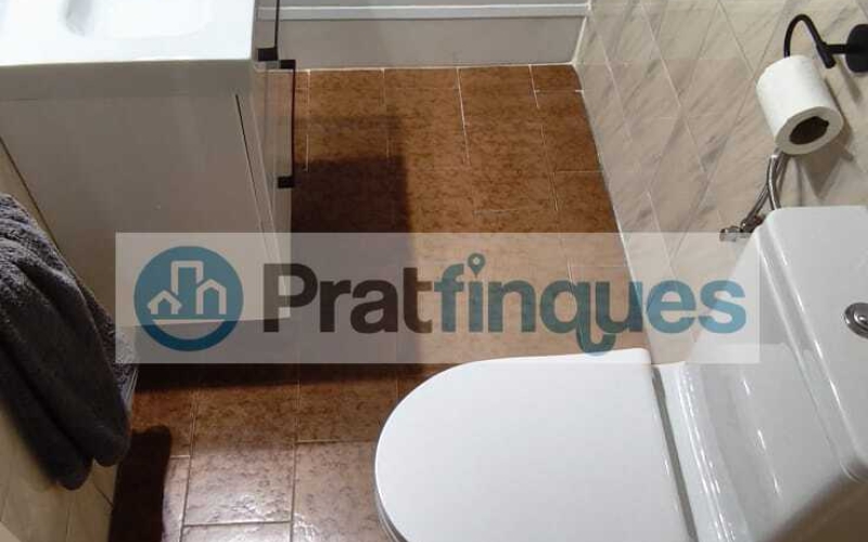 Un refugio de luz y armonía: El hogar donde tu familia florecerá ¿Buscas más que una casa? Te presentamos una propiedad con alma. Esta fantástica planta baja de 122 m² con una estància tipo estudio en segunda planta de 13 m² y terraza de 20m², no es solo un inmueble, es un escenario de bienestar donde la energía positiva se siente en cada rincón. Imagina las tardes de invierno al calor de su&nbsp;majestuosa chimenea, creando recuerdos imborrables con los tuyos en un salón que invita a la unión. Con&nbsp;4 amplias habitaciones&nbsp;(3 dobles y 1 sencilla y, 1 estudio en la 2ª planta),cada miembro de la familia encontrará su espacio de paz. La joya de la corona se encuentra en la planta superior: una estancia versátil de 13 m² que se abre a una&nbsp;terraza privada de 20m², el lugar perfecto para desayunos bajo el sol o noches de estrellas en total intimidad. ¿Sabes esa sensación de llegar a un lugar y sentir que 