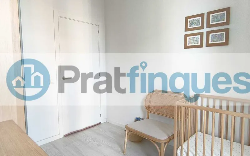 Exclusividad y sostenibilidad en una de las ubicaciones más codiciadas del área metropolitana. Le presentamos una pieza arquitectónica única situada en el corazón de&nbsp;Plaza Europa, el nuevo referente del urbanismo moderno en L'Hospitalet de Llobregat. Ubicada en una finca de&nbsp;obra nueva (2023),esta vivienda destaca por su privilegiada altura y su dominio visual, ofreciendo vistas despejadas que dotan a cada estancia de una personalidad inigualable. Espacios Diseñados para el Bienestar Con una superficie de 84 m² construidos, el hogar se distribuye con una elegancia funcional: Zona de Día:&nbsp;Un espectacular salón-comedor de 24 m², inundado de luz natural gracias a su&nbsp;orientación Este, con acceso directo a una&nbsp;terraza privada de 17 m², ideal para disfrutar de los amaneceres y el clima mediterráneo. Cocina Gourmet:&nbsp;Espacio independiente de 9 m² totalmente equipado con acabados de alta gama. Zona de Descanso:&nbsp;Suite principal de 13 m² con baño privado de diseño (plato de ducha de resina antideslizante) y dos habitaciones individuales luminosas y versátiles.Tecnología y Alta Eficiencia Energética Comprometida con el futuro, la vivienda cuenta con un sistema de&nbsp;aerotermia de última generación&nbsp;para la climatización (calefacción y aire acondicionado),garantizando un confort térmico óptimo con el mínimo impacto ambiental. Memoria de Calidades Premium Carpintería Exterior:&nbsp;Ventanas oscilobatientes con rotura de puente térmico y doble acristalamiento para un aislamiento acústico y térmico total. Carpintería Interior:&nbsp;Elegantes puertas lacadas en blanco, incluyendo sistemas correderos tipo&nbsp;Krona&nbsp;integrados en tabiquería para maximizar el espacio. Pavimentos:&nbsp;Suelo de tarima flotante laminada con efecto madera de máxima resistencia (calidad AC5).Servicios y Anexos Exclusivos La finca, libre de barreras arquitectónicas, dispone de tres ascensores (uno de gran capacidad). Además, se ofrece la posibilidad de completar esta propiedad con: Plaza de Parking XL (28.000 €):&nbsp;Con dimensiones excepcionales (5,25m x 3m),ideal para un vehículo de gran tamaño y una motocicleta de alta cilindrada. Trastero de Gran Capacidad (18.000 €):&nbsp;9 m² de almacenamiento adicional en el mismo edificio.Un hogar que no solo ofrece un lugar donde vivir, sino un estilo de vida basado en la exclusividad, la comodidad y la eficiencia. &nbsp; En Pratfinques le acompañamos de forma integral durante todo el proceso de compraventa. Nos encargamos de la gestión de su financiación hipotecaria, la liquidación de impuestos y la inscripción registral de la propiedad. &nbsp; Tenga en cuenta los siguientes puntos informativos: &nbsp; Transparencia en el precio: El importe de venta no incluye los impuestos y tasas asociados (ITP y AJD). Plusvalía: El Impuesto sobre el Incremento de Valor de los Terrenos de Naturaleza Urbana corre íntegramente a cargo de la parte vendedora. Sin costes adicionales: En Pratfinques no cobramos honorarios a la parte compradora; nuestros servicios ya están incluidos en el precio de venta publicado.&nbsp;