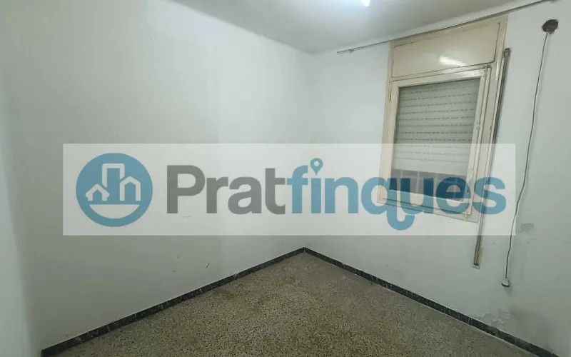 Presentamos esta magnífica propiedad situada en una de las intersecciones más estratégicas de El Prat. Una vivienda que destaca por su luminosidad, y distribución y un potencial para convertirse en el hogar de sus sueños. Distribución y Características El inmueble cuenta con una superficie de 94 m² construidos (79 m² útiles),diseñados para aprovechar cada rincón: Zona de Día:&nbsp;Un imponente salón-comedor independiente de 23 m², totalmente exterior, que inunda la estancia de luz natural y ofrece acceso directo a un acogedor balcón. Zona de Noche:&nbsp;Consta de 3 amplias habitaciones (incluyendo una habitación doble principal). Cocina y Baño:&nbsp;Cocina independiente de 8 m² con salida a galería técnica y un baño completo de cuatro piezas con bañera. Acabados:&nbsp;Suelos de gres porcelánico, carpintería interior en madera de cerezo y ventanas de aluminio.???? Un proyecto a tu medida La vivienda se encuentra en un estado que&nbsp;precisa de una actualización, lo que representa una oportunidad única. Con una reforma ejecutada con buen gusto, este piso tiene el potencial arquitectónico para transformarse en una pieza de diseño&nbsp;impresionantemente sofisticada y actual, revalorizando su inversión desde el primer día. La finca, perfectamente mantenida, dispone de&nbsp;ascensor. ???? Privilegios de una ubicación inmejorable Vivir en esta zona de El Prat de Llobregat es sinónimo de calidad de vida. Disfrutará de servicios de primer nivel a pie de calle: Conectividad Total:&nbsp;A tan solo 7 minutos de la estación de&nbsp;Metro L9 (Les Moreres)&nbsp;y con una red de paradas de autobús locales e interurbanas que conectan directamente con el centro de Barcelona en pocos minutos. Servicios y Ocio:&nbsp;Rodeado de una oferta comercial completa, centros de salud, colegios y zonas verdes. Todo lo que su día a día requiere, sin necesidad de desplazarse.Si buscas una ubicación premium para diseñar un hogar a tu estilo, esta es tu oportunidad.&nbsp;Contacta ahora para concertar una visita. En Pratfinques le acompañamos de forma integral durante todo el proceso de compraventa. Nos encargamos de la gestión de su financiación hipotecaria, la liquidación de impuestos y la inscripción registral de la propiedad. &nbsp; Tenga en cuenta los siguientes puntos informativos: &nbsp; Transparencia en el precio: El importe de venta no incluye los impuestos y tasas asociados (ITP y AJD). Plusvalía: El Impuesto sobre el Incremento de Valor de los Terrenos de Naturaleza Urbana corre íntegramente a cargo de la parte vendedora. Nota informativa: Los Honorarios de intermediación profesional no están incluidos en el precio de venta.