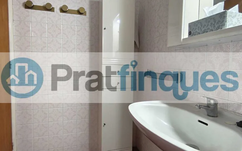 Ubicada en una de las zonas más exclusivas y demandadas de El Prat de Llobregat, presentamos esta vivienda totalmente exterior que destaca por su luz natural y su ubicación privilegiada en el&nbsp;Casc Antic. Características principales: Luminosidad total:&nbsp;Al ser una pieza íntegramente exterior, cada estancia disfruta de una claridad excepcional durante todo el día. Espacios optimizados:&nbsp;La vivienda cuenta con 69 m² construidos (63 m² útiles) distribuidos de forma funcional. Distribución: 3 dormitorios (uno de ellos doble). Salón-comedor con salida directa a un acogedor balcón. Cocina independiente con grandes posibilidades de reforma. Baño de tres piezas equipado con plato de ducha. Finca con ascensor:&nbsp;Situado en un edificio bien conservado que dispone de ascensor, garantizando total comodidad.Un lienzo en blanco para tu proyecto: El inmueble se encuentra en estado original, lo que representa la oportunidad perfecta para realizar una&nbsp;actualización integral&nbsp;y diseñar el hogar de tus sueños a medida. Su estructura permite múltiples opciones de personalización para ganar amplitud y estilo. Viva en una zona tranquila, con el encanto del casco histórico y todos los servicios, comercios y transporte a su alcance. En Pratfinques le acompañamos de forma integral durante todo el proceso de compraventa. Nos encargamos de la gestión de su financiación hipotecaria, la liquidación de impuestos y la inscripción registral de la propiedad. &nbsp; Tenga en cuenta los siguientes puntos informativos: &nbsp; Transparencia en el precio: El importe de venta no incluye los impuestos y tasas asociados (ITP y AJD). Plusvalía: El Impuesto sobre el Incremento de Valor de los Terrenos de Naturaleza Urbana corre íntegramente a cargo de la parte vendedora. Sin costes adicionales: En Pratfinques no cobramos honorarios a la parte compradora; nuestros servicios ya están incluidos en el precio de venta publicado.&nbsp;