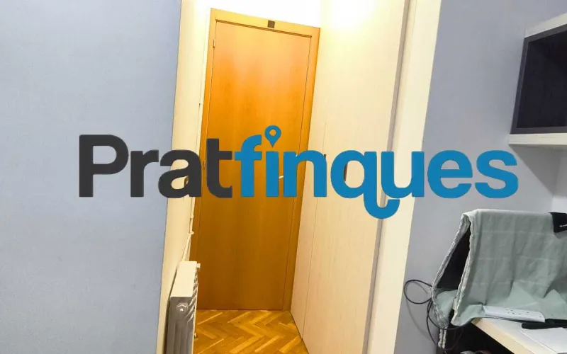 ¡Descubre tu nuevo hogar! Este encantador piso de 90 m² construidos (75 m² útiles) te ofrece la combinación perfecta de confort, espacio y una ubicación inmejorable. Situado en una cuarta planta con ascensor, destaca por su excelente distribución y su fantástica orientación oeste, ideal para disfrutar del sol de tarde. Características principales Zona de día: Salón-comedor de 16 m² con acceso directo a un agradable balcón de 8 m². Cocina independiente: Tipo office, muy espaciosa (14 m²) y con salida directa a galería/lavadero. Dormitorios: 3 habitaciones en total. Una suite principal de 12 m² y dos habitaciones individuales amplias. Baños: 1 baño completo de 4 piezas con bañera y 1 práctico aseo de cortesía. Climatización: Calefacción por radiadores de gas natural y aire acondicionado (splits) para un confort total todo el año. Ubicación y conectividad El inmueble se encuentra en una zona totalmente consolidada y excelentemente comunicada: A 8 minutos a pie de la parada de metro L9 (Cèntric). A 2 minutos de la parada de autobús Plaça Pau Casals (múltiples líneas). Servicios a pie de calle: Rodeado de comercios locales, restauración, colegios y entidades financieras. Condiciones y servicios de Pratfinques En Pratfinques te acompañamos en todo el proceso. Nos encargamos de todos los trámites de la compraventa: obtención de la financiación hipotecaria, liquidación de impuestos e inscripción registral. Sin honorarios de agencia para el comprador: Están totalmente incluidos en el precio de venta publicado. El precio de venta no incluye los impuestos ni tasas correspondientes a la parte compradora (ITP / AJD). La plusvalía municipal corre a cargo de la parte vendedora.