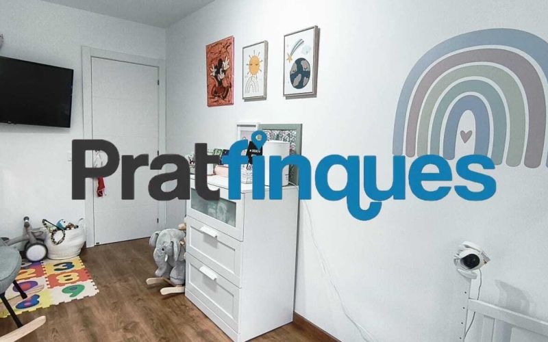 Presentamos este espectacular piso totalmente reformado de 89 m² útiles, ubicado en pleno centro de la ciudad, a un paso de la emblemática Plaza Catalunya y de la estación de metro L9 Cèntric. Una vivienda lista para entrar a vivir, diseñada para ofrecerte el máximo confort, luminosidad y una distribución perfecta para la vida familiar. Distribución inteligente: Zona de día y Zona de noche El diseño de la vivienda separa de forma excelente los espacios para garantizar tu privacidad y descanso: Zona de Día: Al cruzar el recibidor, accedes directamente a un salón-comedor de 18 m², un espacio amplio y acogedor con salida directa a un agradable balcón. La cocina es independiente y cuenta con la galería ya integrada. Destaca por su gran luminosidad gracias a un elegante tabique acristalado tipo ventana, que permite el paso de la luz natural desde el comedor mientras cocinas. Zona de Noche: Conectada de forma fluida desde el comedor, distribuye el acceso a los dormitorios y baños: Habitación principal en suite (11 m²): Exterior, inundada de sol y con su propio baño privado de 4 m² (3 piezas con plato de ducha de resina antideslizante). Segunda habitación doble (11 m²): También exterior a la calle, disfrutando de una orientación inmejorable con sol durante todo el día. Dos habitaciones individuales (8 m² cada una): Espacios versátiles ideales para dormitorios, zona de juegos o teletrabajo. Una de ellas cuenta con salida a un segundo balcón orientado al patio de luces. Baño común: Moderno y funcional, compuesto por 3 piezas y equipado con plato de ducha de resina antideslizante. Calidades premium y confort total La vivienda cuenta con una reforma integral de hace solo 5 años y está cuidada al detalle con materiales de alta calidad: Orientación Sur: Vivienda muy soleada y bañada por la luz natural durante todo el día. Aislamiento perfecto: Carpintería de aluminio con rotura de puente térmico y doble ventana, garantizando el mejor aislamiento térmico y acústico. Suelos y carpintería: Suelo de parqué sintético de alta resistencia (nivel AC5) y puertas lacadas en blanco (batientes y correderas empotradas en los baños para optimizar el espacio). Airecondicionado: 3 splits con bomba de calor en distintas estàncies. Ubicación inmejorable Vivirás en el centro de El Prat, rodeado de todos los servicios esenciales: colegios, bibliotecas, comercios y una excelente conectividad en transporte público (Metro L9 Cèntric y múltiples líneas de autobús). Un hogar idílico, cómodo y pensado para disfrutar de la paz familiar. ¿Te vas a perder la oportunidad de visitarlo? &nbsp;
