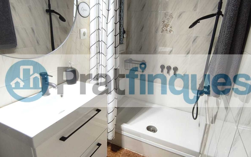 Un refugio de luz y armonía: El hogar donde tu familia florecerá ¿Buscas más que una casa? Te presentamos una propiedad con alma. Esta fantástica planta baja de 122 m² con una estància tipo estudio en segunda planta de 13 m² y terraza de 20m², no es solo un inmueble, es un escenario de bienestar donde la energía positiva se siente en cada rincón. Imagina las tardes de invierno al calor de su&nbsp;majestuosa chimenea, creando recuerdos imborrables con los tuyos en un salón que invita a la unión. Con&nbsp;4 amplias habitaciones&nbsp;(3 dobles y 1 sencilla y, 1 estudio en la 2ª planta),cada miembro de la familia encontrará su espacio de paz. La joya de la corona se encuentra en la planta superior: una estancia versátil de 13 m² que se abre a una&nbsp;terraza privada de 20m², el lugar perfecto para desayunos bajo el sol o noches de estrellas en total intimidad. ¿Sabes esa sensación de llegar a un lugar y sentir que 