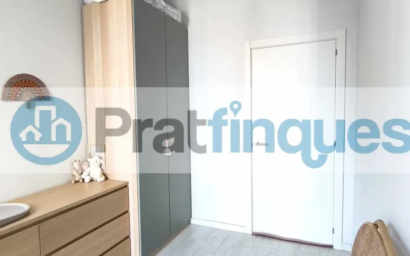 Exclusividad y sostenibilidad en una de las ubicaciones más codiciadas del área metropolitana. Le presentamos una pieza arquitectónica única situada en el corazón de&nbsp;Plaza Europa, el nuevo referente del urbanismo moderno en L'Hospitalet de Llobregat. Ubicada en una finca de&nbsp;obra nueva (2023),esta vivienda destaca por su privilegiada altura y su dominio visual, ofreciendo vistas despejadas que dotan a cada estancia de una personalidad inigualable. Espacios Diseñados para el Bienestar Con una superficie de 84 m² construidos, el hogar se distribuye con una elegancia funcional: Zona de Día:&nbsp;Un espectacular salón-comedor de 24 m², inundado de luz natural gracias a su&nbsp;orientación Este, con acceso directo a una&nbsp;terraza privada de 17 m², ideal para disfrutar de los amaneceres y el clima mediterráneo. Cocina Gourmet:&nbsp;Espacio independiente de 9 m² totalmente equipado con acabados de alta gama. Zona de Descanso:&nbsp;Suite principal de 13 m² con baño privado de diseño (plato de ducha de resina antideslizante) y dos habitaciones individuales luminosas y versátiles.Tecnología y Alta Eficiencia Energética Comprometida con el futuro, la vivienda cuenta con un sistema de&nbsp;aerotermia de última generación&nbsp;para la climatización (calefacción y aire acondicionado),garantizando un confort térmico óptimo con el mínimo impacto ambiental. Memoria de Calidades Premium Carpintería Exterior:&nbsp;Ventanas oscilobatientes con rotura de puente térmico y doble acristalamiento para un aislamiento acústico y térmico total. Carpintería Interior:&nbsp;Elegantes puertas lacadas en blanco, incluyendo sistemas correderos tipo&nbsp;Krona&nbsp;integrados en tabiquería para maximizar el espacio. Pavimentos:&nbsp;Suelo de tarima flotante laminada con efecto madera de máxima resistencia (calidad AC5).Servicios y Anexos Exclusivos La finca, libre de barreras arquitectónicas, dispone de tres ascensores (uno de gran capacidad). Además, se ofrece la posibilidad de completar esta propiedad con: Plaza de Parking XL (28.000 €):&nbsp;Con dimensiones excepcionales (5,25m x 3m),ideal para un vehículo de gran tamaño y una motocicleta de alta cilindrada. Trastero de Gran Capacidad (18.000 €):&nbsp;9 m² de almacenamiento adicional en el mismo edificio.Un hogar que no solo ofrece un lugar donde vivir, sino un estilo de vida basado en la exclusividad, la comodidad y la eficiencia. &nbsp; En Pratfinques le acompañamos de forma integral durante todo el proceso de compraventa. Nos encargamos de la gestión de su financiación hipotecaria, la liquidación de impuestos y la inscripción registral de la propiedad. &nbsp; Tenga en cuenta los siguientes puntos informativos: &nbsp; Transparencia en el precio: El importe de venta no incluye los impuestos y tasas asociados (ITP y AJD). Plusvalía: El Impuesto sobre el Incremento de Valor de los Terrenos de Naturaleza Urbana corre íntegramente a cargo de la parte vendedora. Sin costes adicionales: En Pratfinques no cobramos honorarios a la parte compradora; nuestros servicios ya están incluidos en el precio de venta publicado.&nbsp;