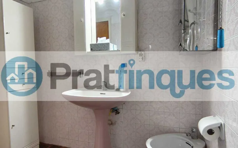 Ubicada en una de las zonas más exclusivas y demandadas de El Prat de Llobregat, presentamos esta vivienda totalmente exterior que destaca por su luz natural y su ubicación privilegiada en el&nbsp;Casc Antic. Características principales: Luminosidad total:&nbsp;Al ser una pieza íntegramente exterior, cada estancia disfruta de una claridad excepcional durante todo el día. Espacios optimizados:&nbsp;La vivienda cuenta con 69 m² construidos (63 m² útiles) distribuidos de forma funcional. Distribución: 3 dormitorios (uno de ellos doble). Salón-comedor con salida directa a un acogedor balcón. Cocina independiente con grandes posibilidades de reforma. Baño de tres piezas equipado con plato de ducha. Finca con ascensor:&nbsp;Situado en un edificio bien conservado que dispone de ascensor, garantizando total comodidad.Un lienzo en blanco para tu proyecto: El inmueble se encuentra en estado original, lo que representa la oportunidad perfecta para realizar una&nbsp;actualización integral&nbsp;y diseñar el hogar de tus sueños a medida. Su estructura permite múltiples opciones de personalización para ganar amplitud y estilo. Viva en una zona tranquila, con el encanto del casco histórico y todos los servicios, comercios y transporte a su alcance. En Pratfinques le acompañamos de forma integral durante todo el proceso de compraventa. Nos encargamos de la gestión de su financiación hipotecaria, la liquidación de impuestos y la inscripción registral de la propiedad. &nbsp; Tenga en cuenta los siguientes puntos informativos: &nbsp; Transparencia en el precio: El importe de venta no incluye los impuestos y tasas asociados (ITP y AJD). Plusvalía: El Impuesto sobre el Incremento de Valor de los Terrenos de Naturaleza Urbana corre íntegramente a cargo de la parte vendedora. Sin costes adicionales: En Pratfinques no cobramos honorarios a la parte compradora; nuestros servicios ya están incluidos en el precio de venta publicado.&nbsp;