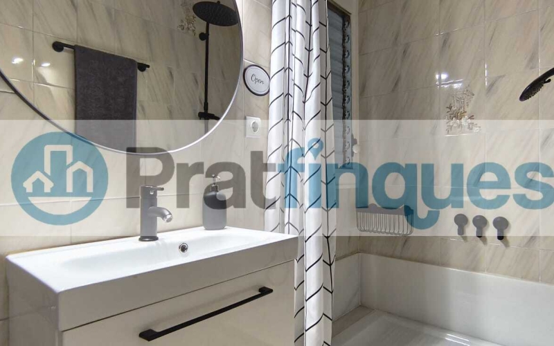 Un refugio de luz y armonía: El hogar donde tu familia florecerá ¿Buscas más que una casa? Te presentamos una propiedad con alma. Esta fantástica planta baja de 122 m² con una estància tipo estudio en segunda planta de 13 m² y terraza de 20m², no es solo un inmueble, es un escenario de bienestar donde la energía positiva se siente en cada rincón. Imagina las tardes de invierno al calor de su&nbsp;majestuosa chimenea, creando recuerdos imborrables con los tuyos en un salón que invita a la unión. Con&nbsp;4 amplias habitaciones&nbsp;(3 dobles y 1 sencilla y, 1 estudio en la 2ª planta),cada miembro de la familia encontrará su espacio de paz. La joya de la corona se encuentra en la planta superior: una estancia versátil de 13 m² que se abre a una&nbsp;terraza privada de 20m², el lugar perfecto para desayunos bajo el sol o noches de estrellas en total intimidad. ¿Sabes esa sensación de llegar a un lugar y sentir que 