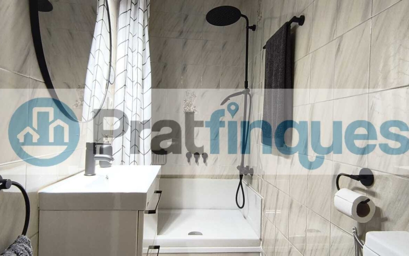 Un refugio de luz y armonía: El hogar donde tu familia florecerá ¿Buscas más que una casa? Te presentamos una propiedad con alma. Esta fantástica planta baja de 122 m² con una estància tipo estudio en segunda planta de 13 m² y terraza de 20m², no es solo un inmueble, es un escenario de bienestar donde la energía positiva se siente en cada rincón. Imagina las tardes de invierno al calor de su&nbsp;majestuosa chimenea, creando recuerdos imborrables con los tuyos en un salón que invita a la unión. Con&nbsp;4 amplias habitaciones&nbsp;(3 dobles y 1 sencilla y, 1 estudio en la 2ª planta),cada miembro de la familia encontrará su espacio de paz. La joya de la corona se encuentra en la planta superior: una estancia versátil de 13 m² que se abre a una&nbsp;terraza privada de 20m², el lugar perfecto para desayunos bajo el sol o noches de estrellas en total intimidad. ¿Sabes esa sensación de llegar a un lugar y sentir que 